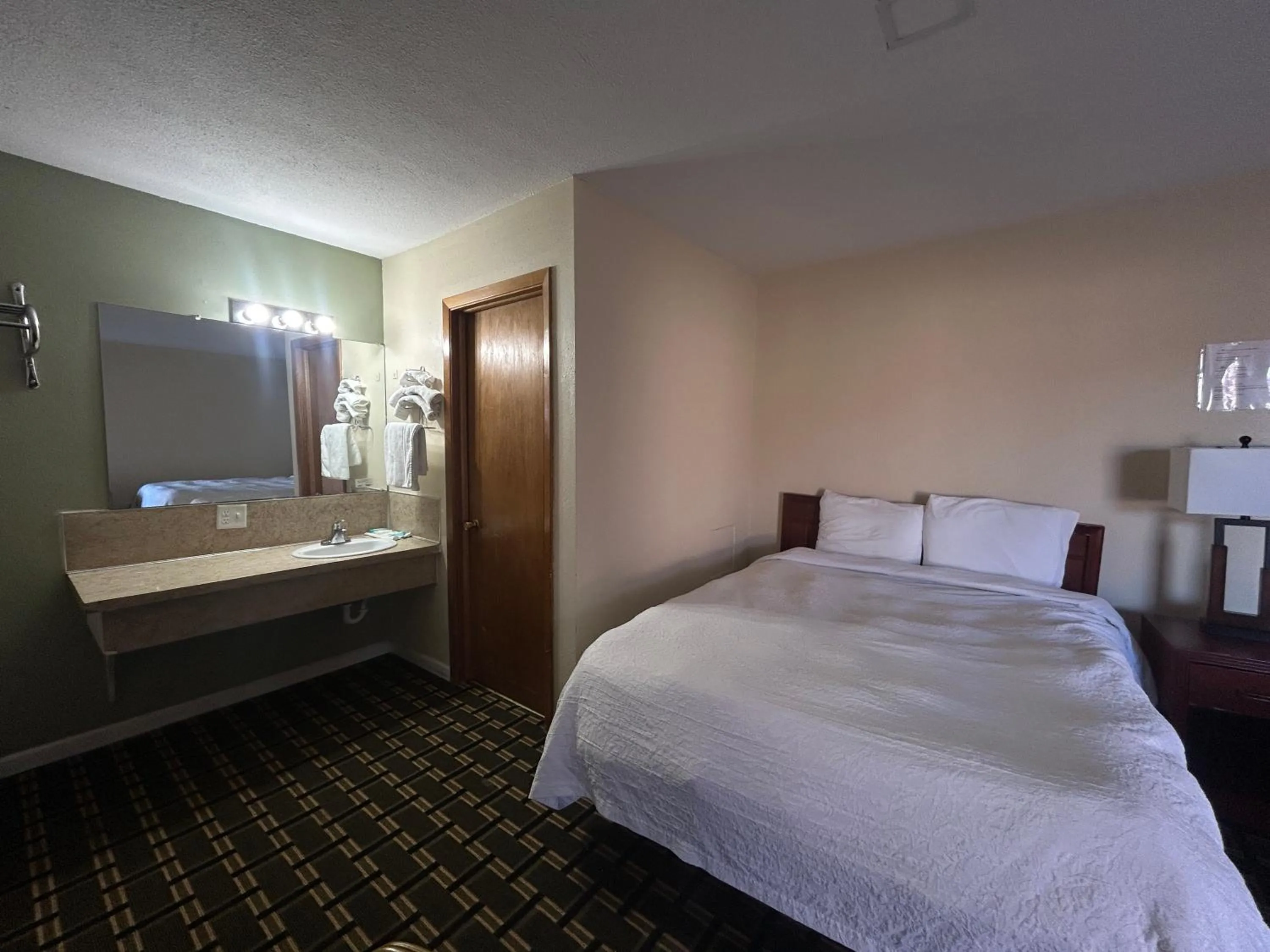 Bedroom, Bed in Big 12 Motel Broken Bow NE