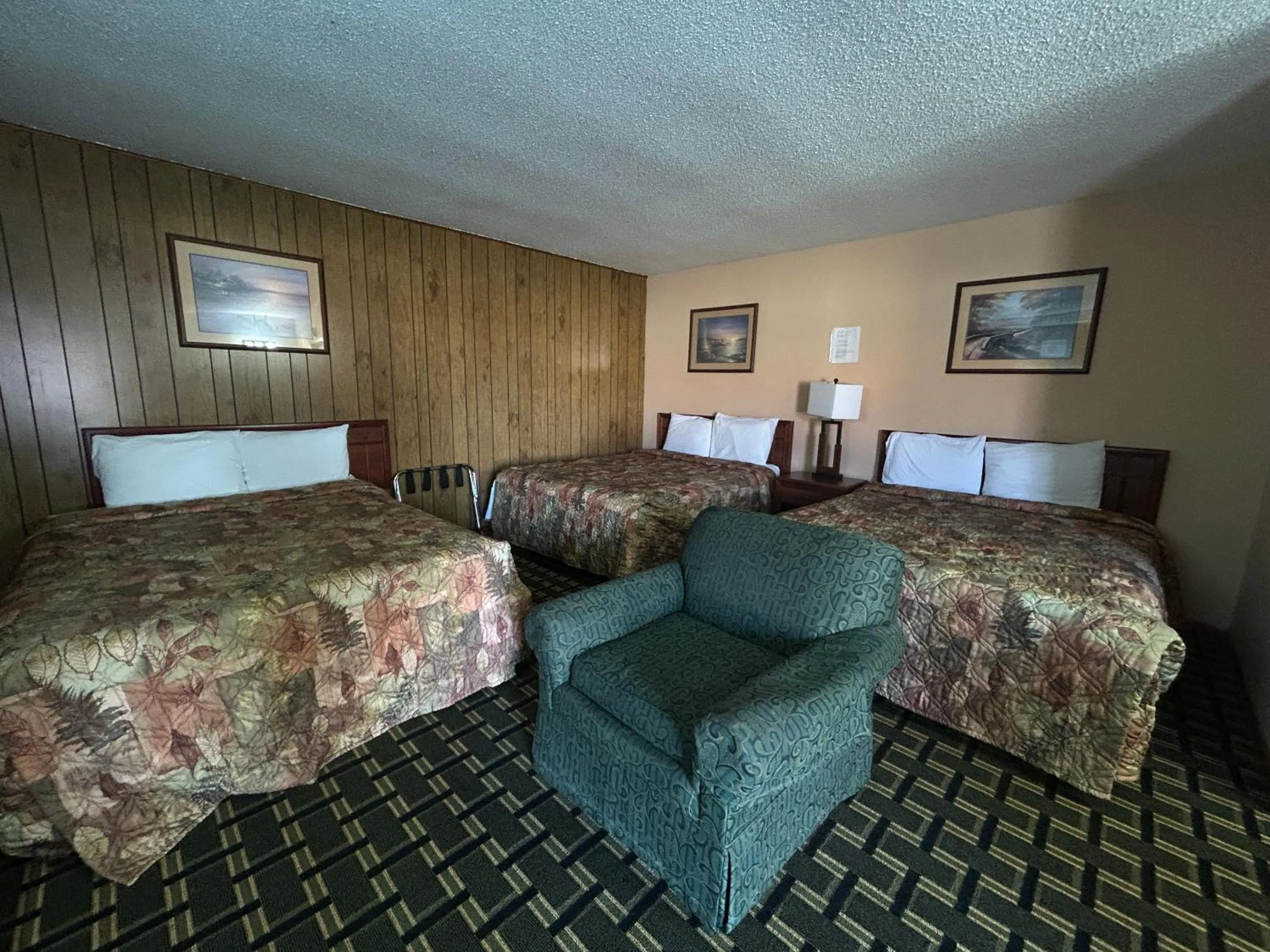Bedroom, Bed in Big 12 Motel Broken Bow NE