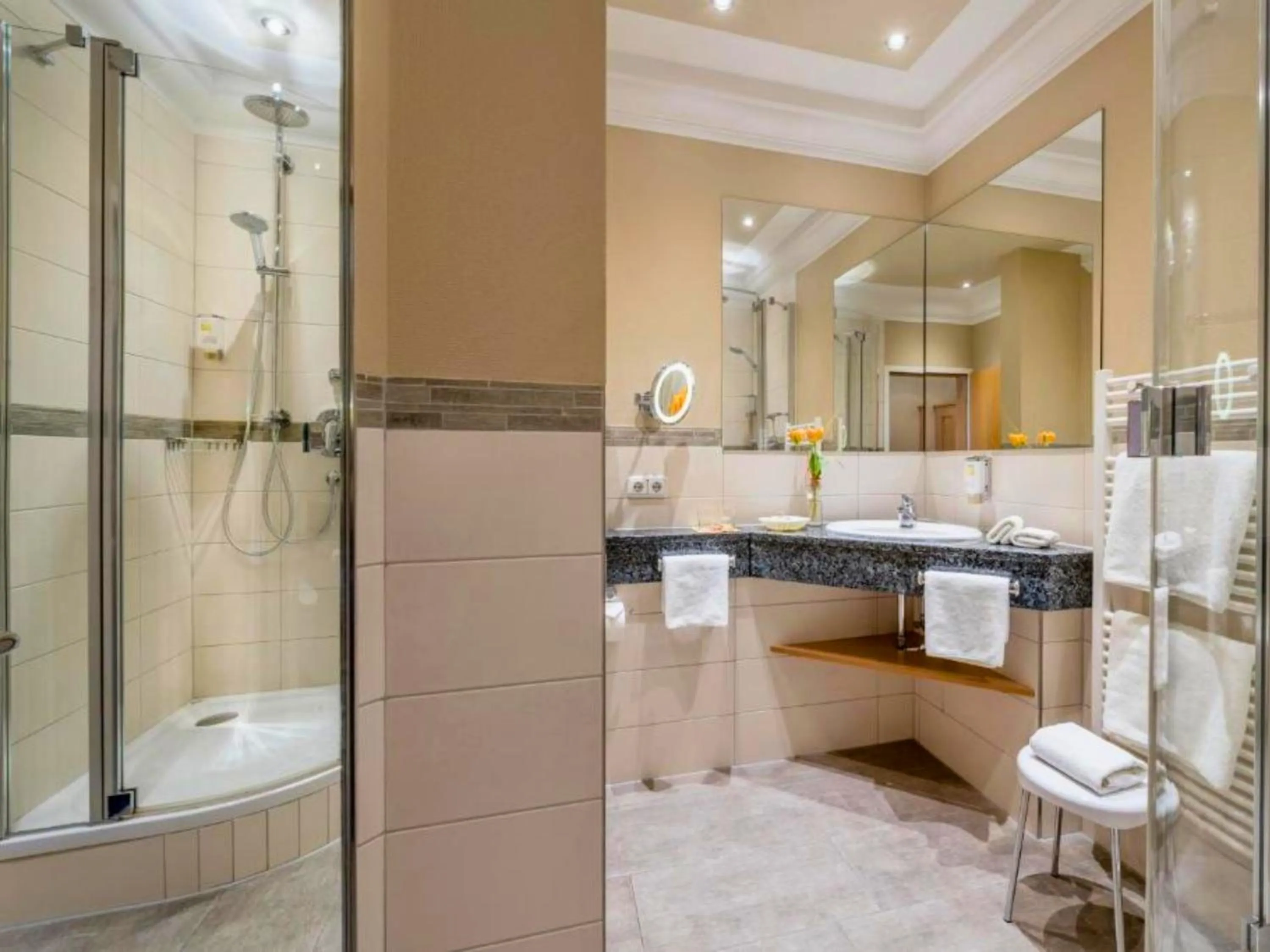 Shower in Hotel Lamm