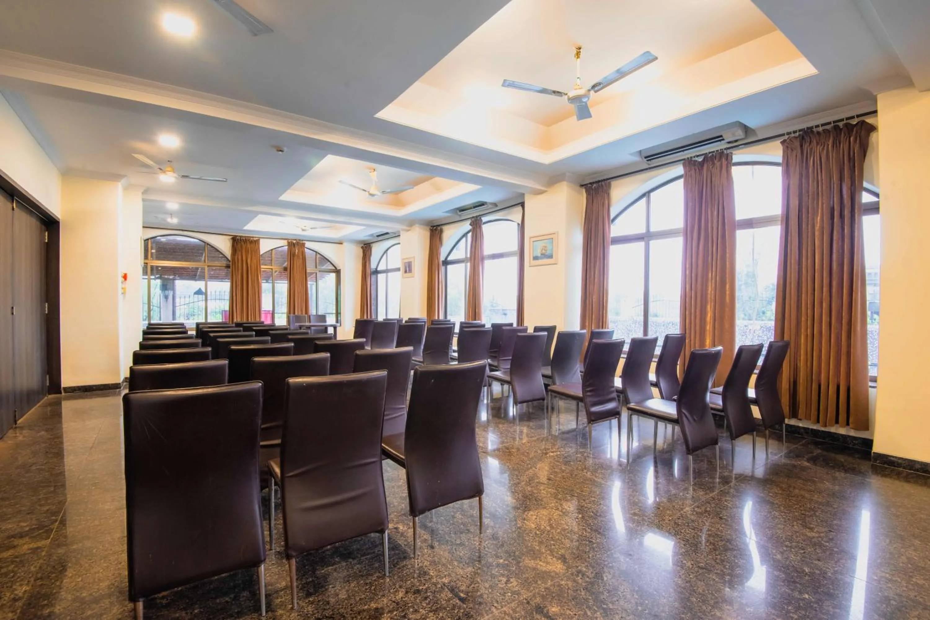 Meeting/conference room in Treebo Reveniir Resort with Pool