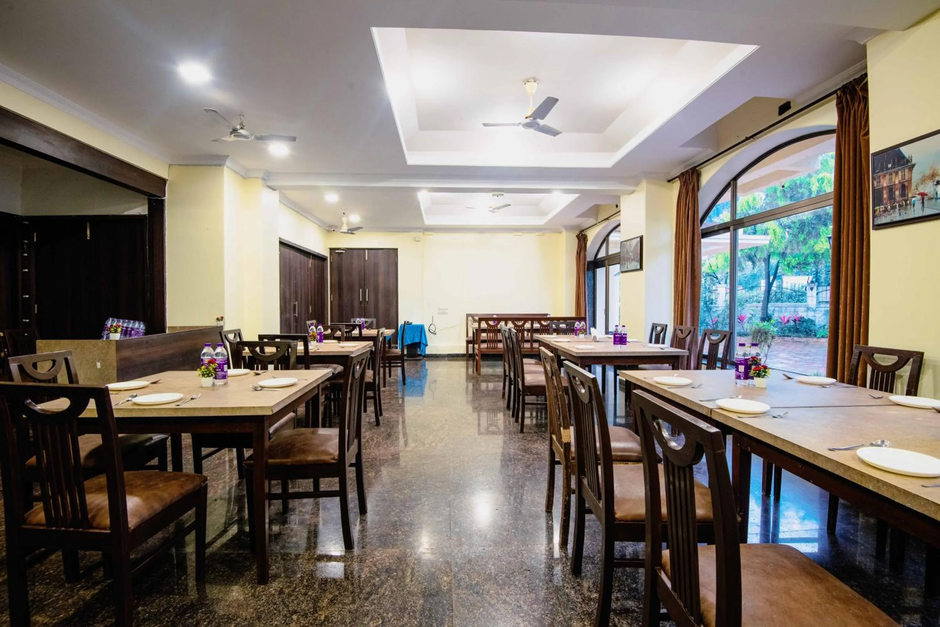 Restaurant/places to eat in Treebo Reveniir Resort with Pool