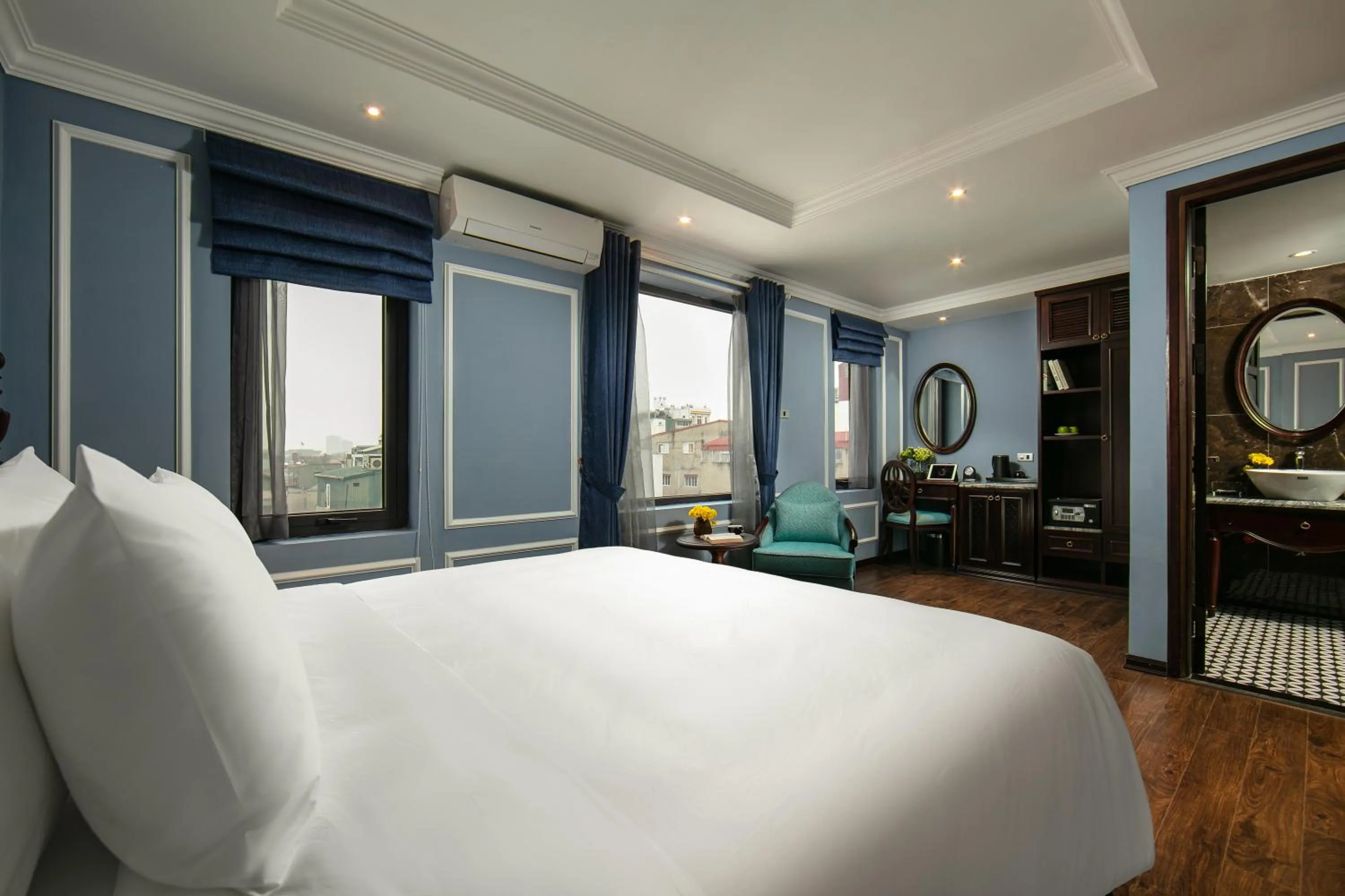 Photo of the whole room, Bed in Romantique Hotel De Hanoi