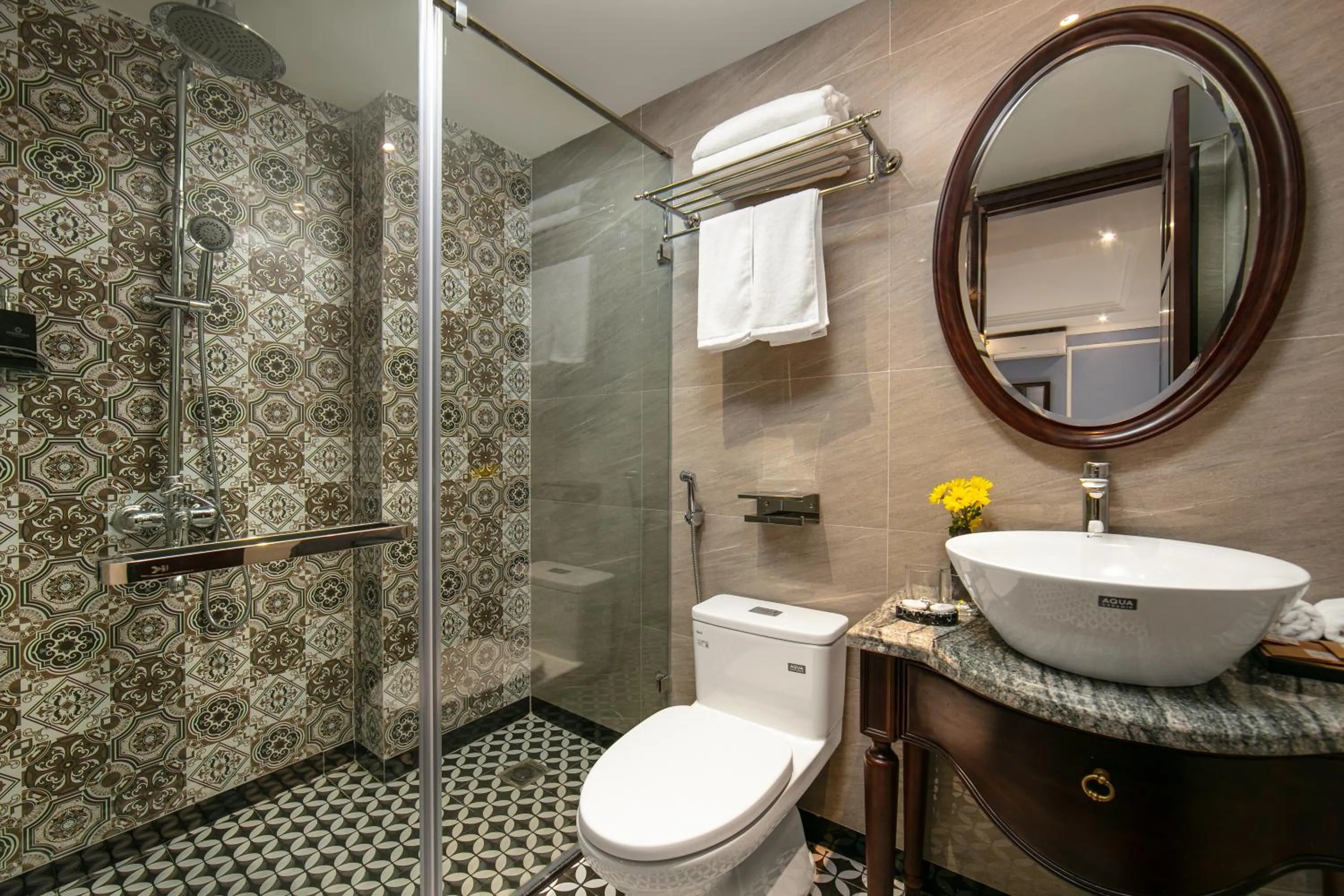 Bathroom in Romantique Hotel De Hanoi