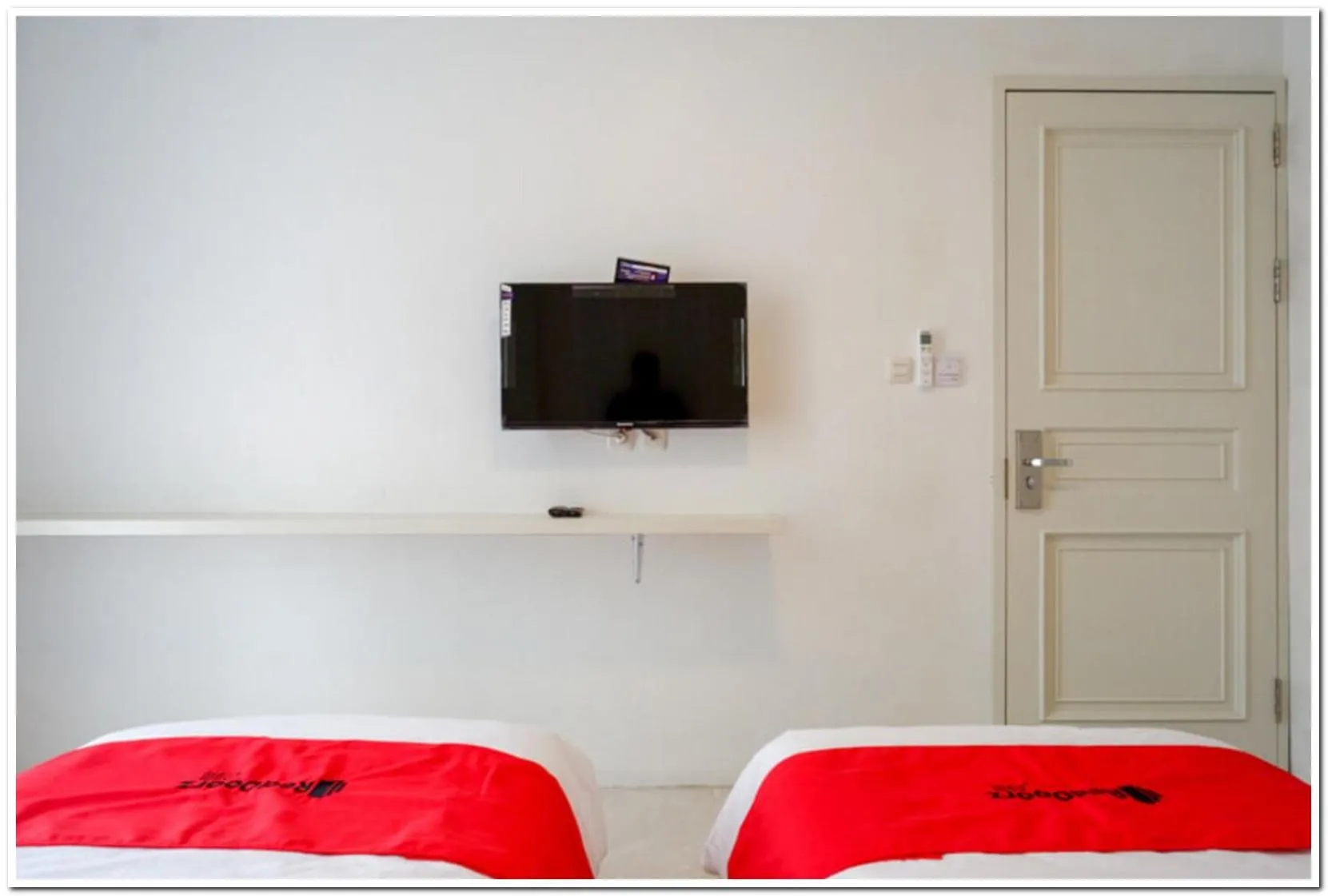 Bed in RedDoorz Plus @ Madukoro Raya Semarang