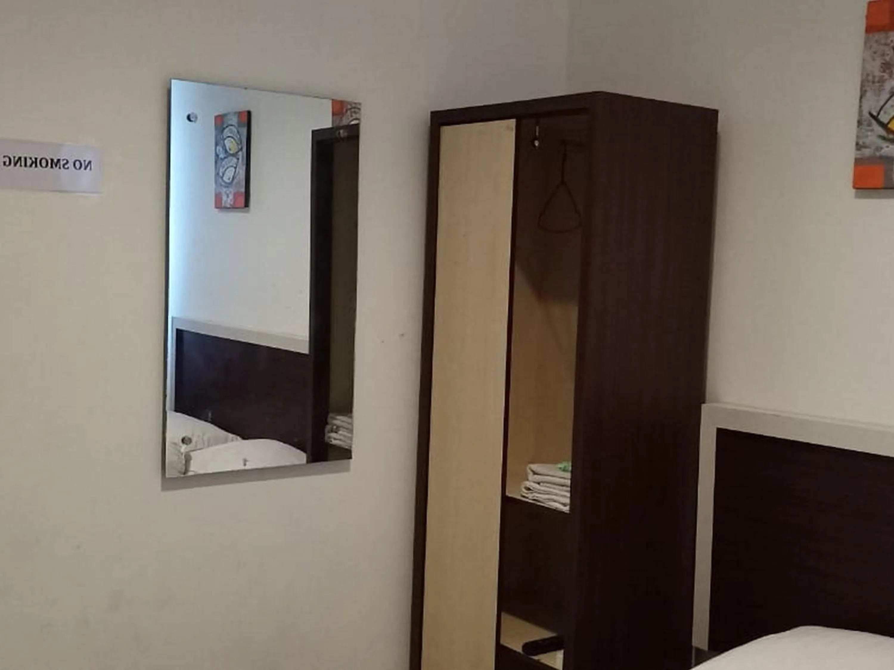 Bathroom, Bed in Fidelia Homestay Palu Mitra RedDoorz