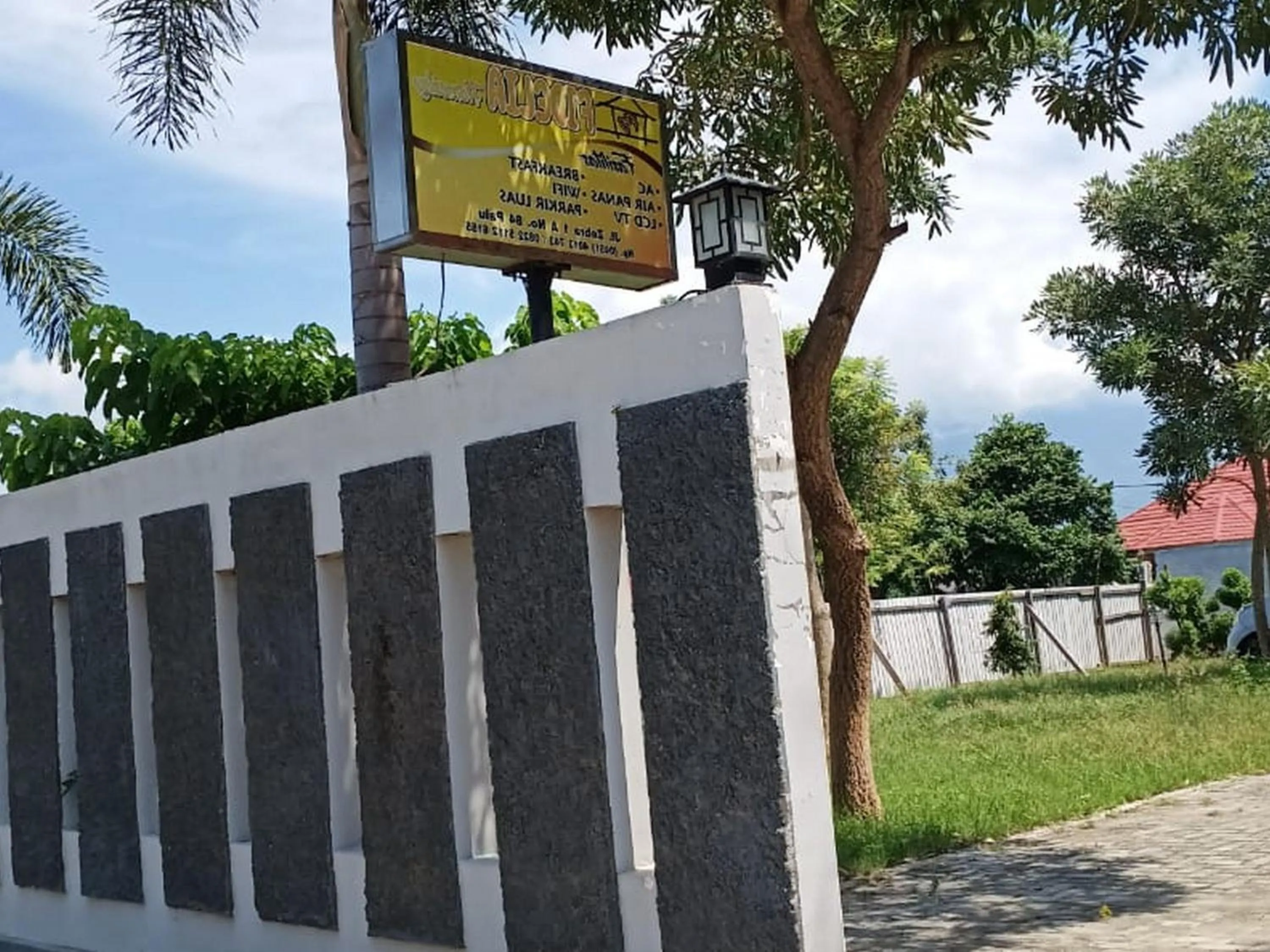 Facade/entrance in Fidelia Homestay Palu Mitra RedDoorz