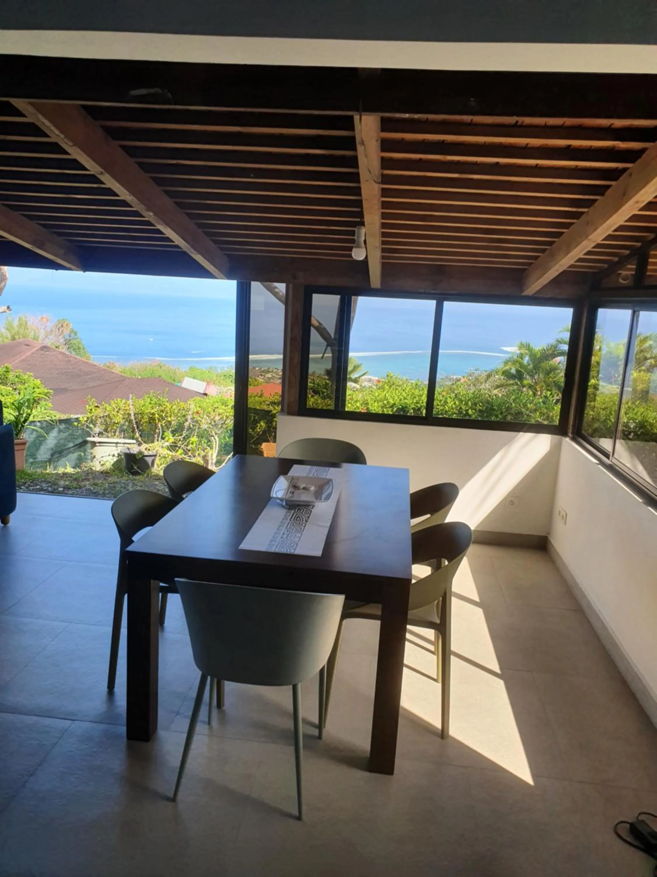 Dining area in Jolie Maison Vue Ocean et Moorea