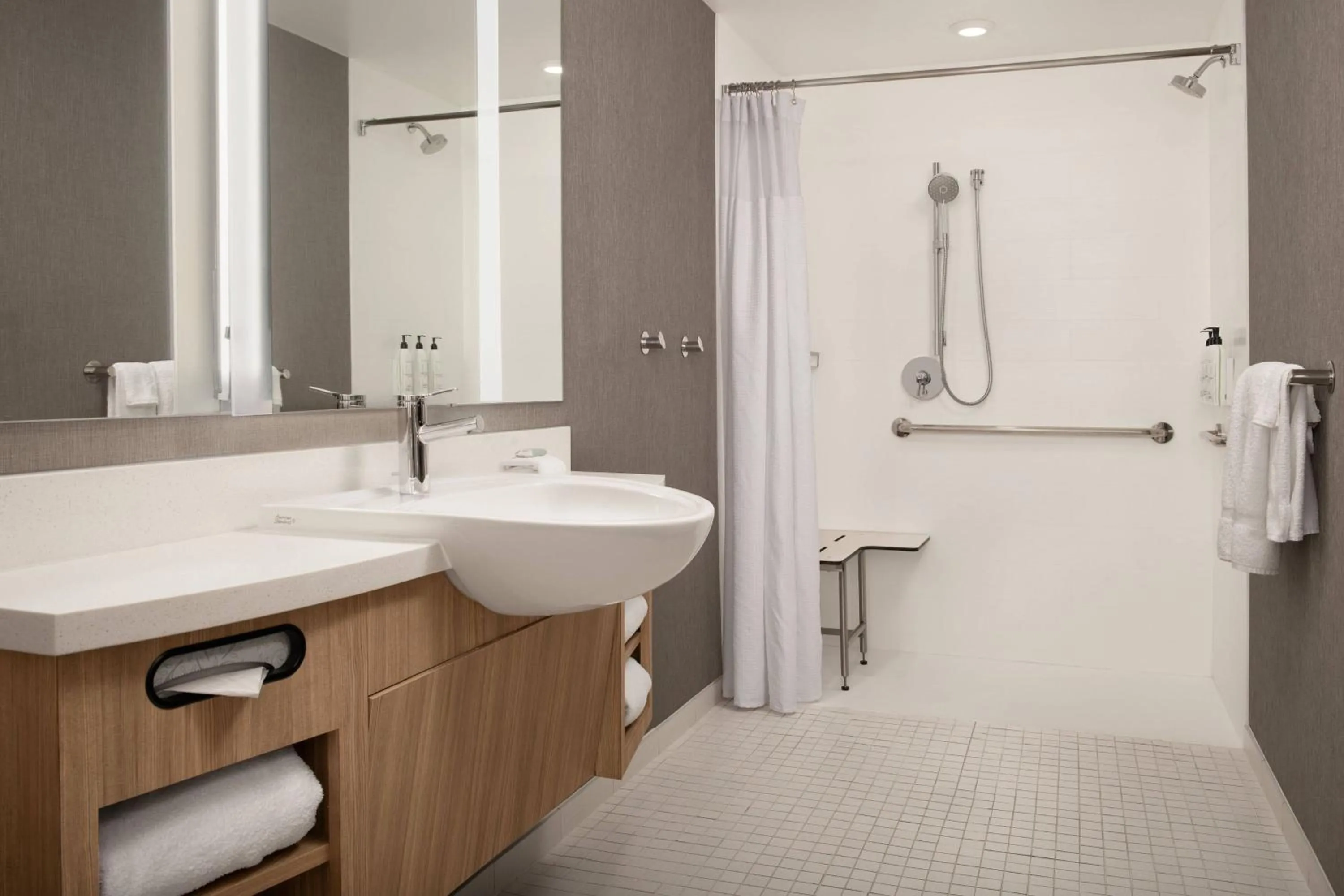 Bathroom in SpringHill Suites By Marriott Charleston Airport & Convention Center