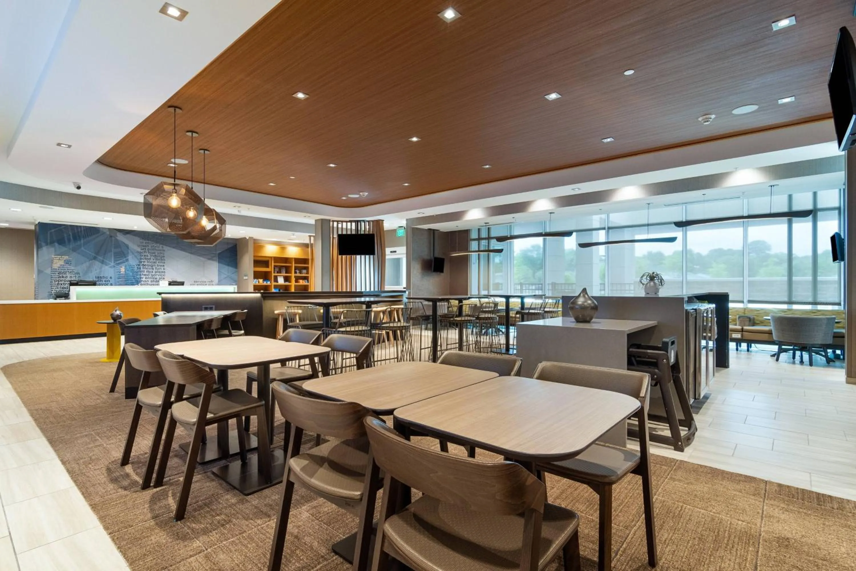 Restaurant/places to eat in SpringHill Suites By Marriott Charleston Airport & Convention Center