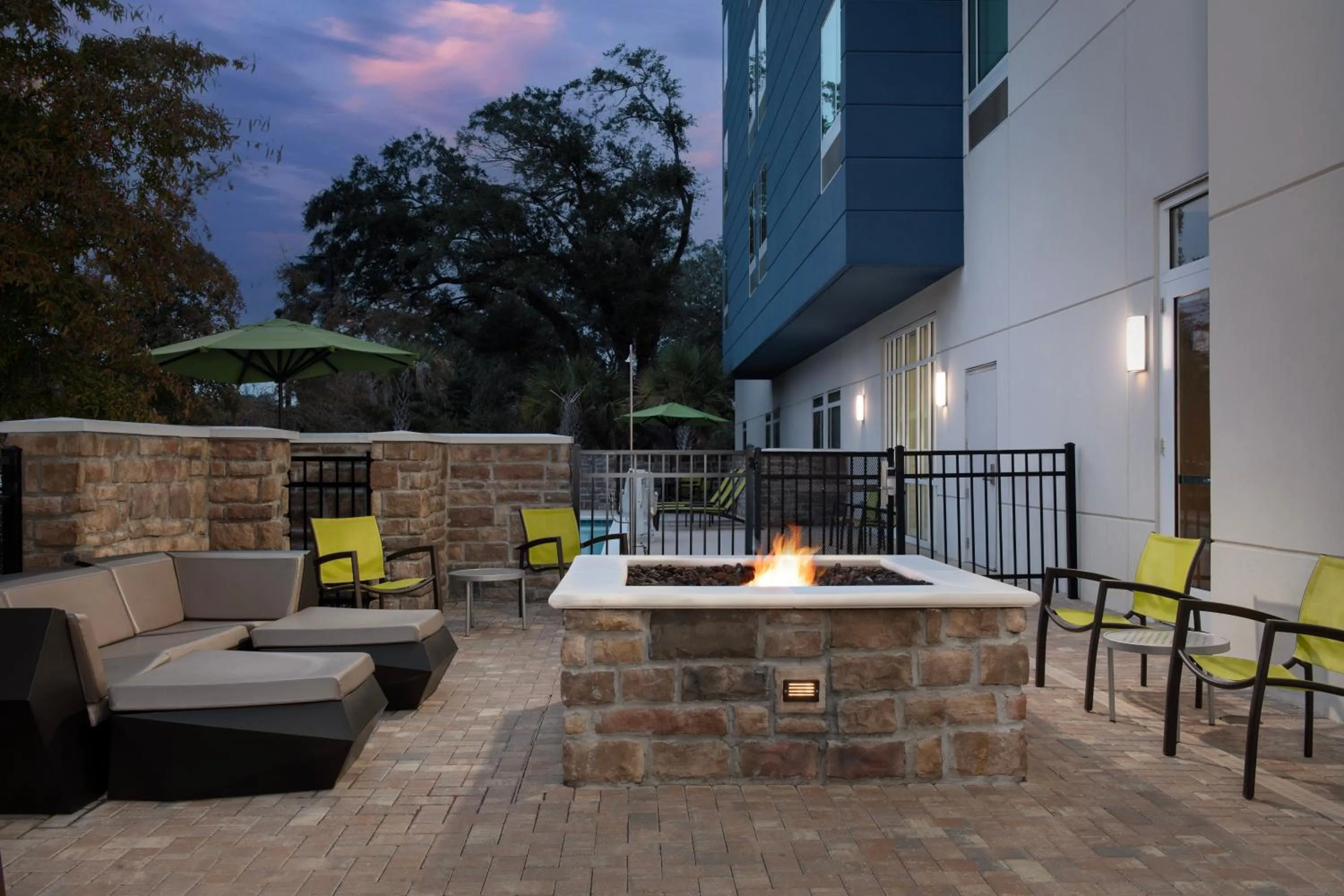 Patio in SpringHill Suites By Marriott Charleston Airport & Convention Center