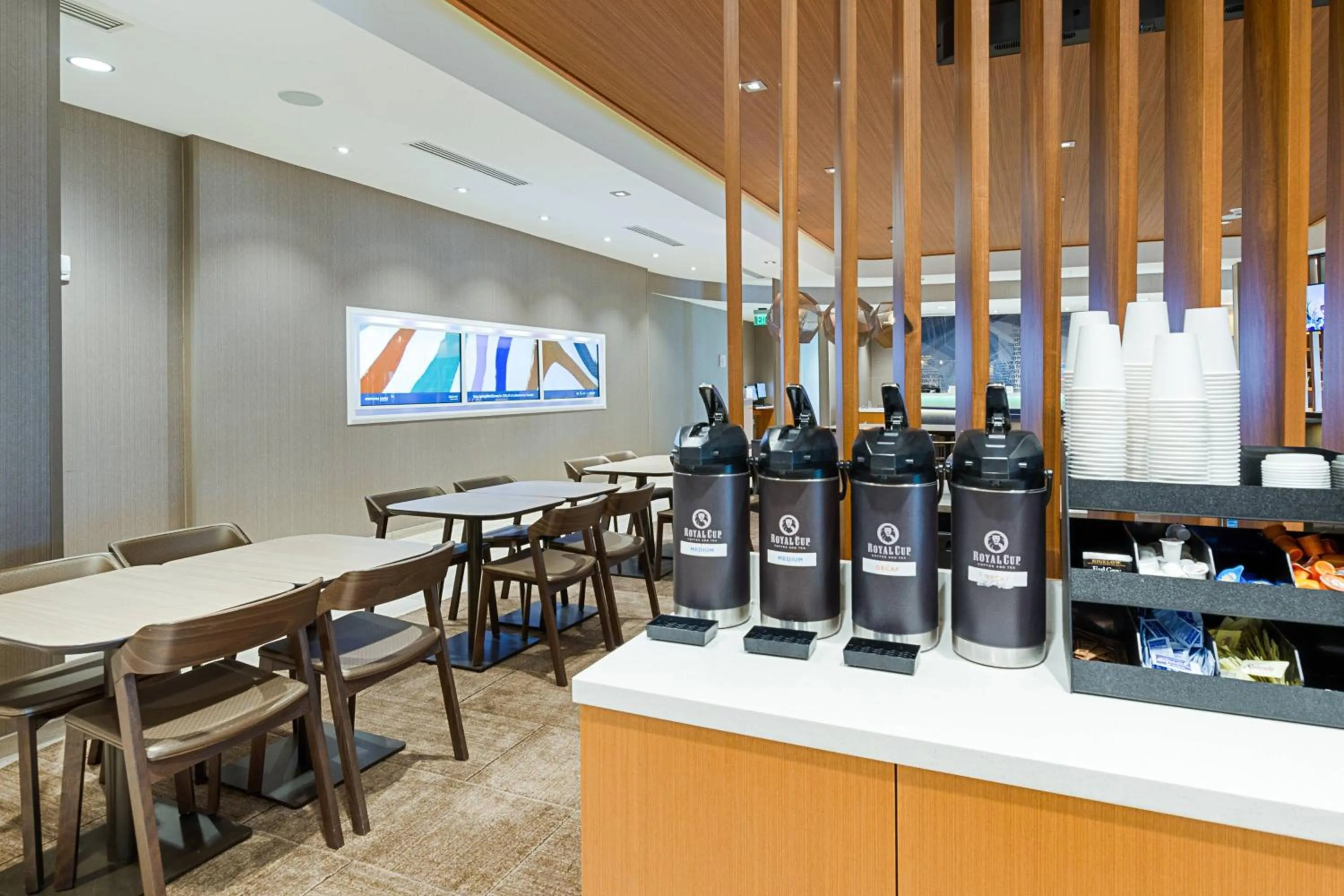 Restaurant/places to eat in SpringHill Suites By Marriott Charleston Airport & Convention Center