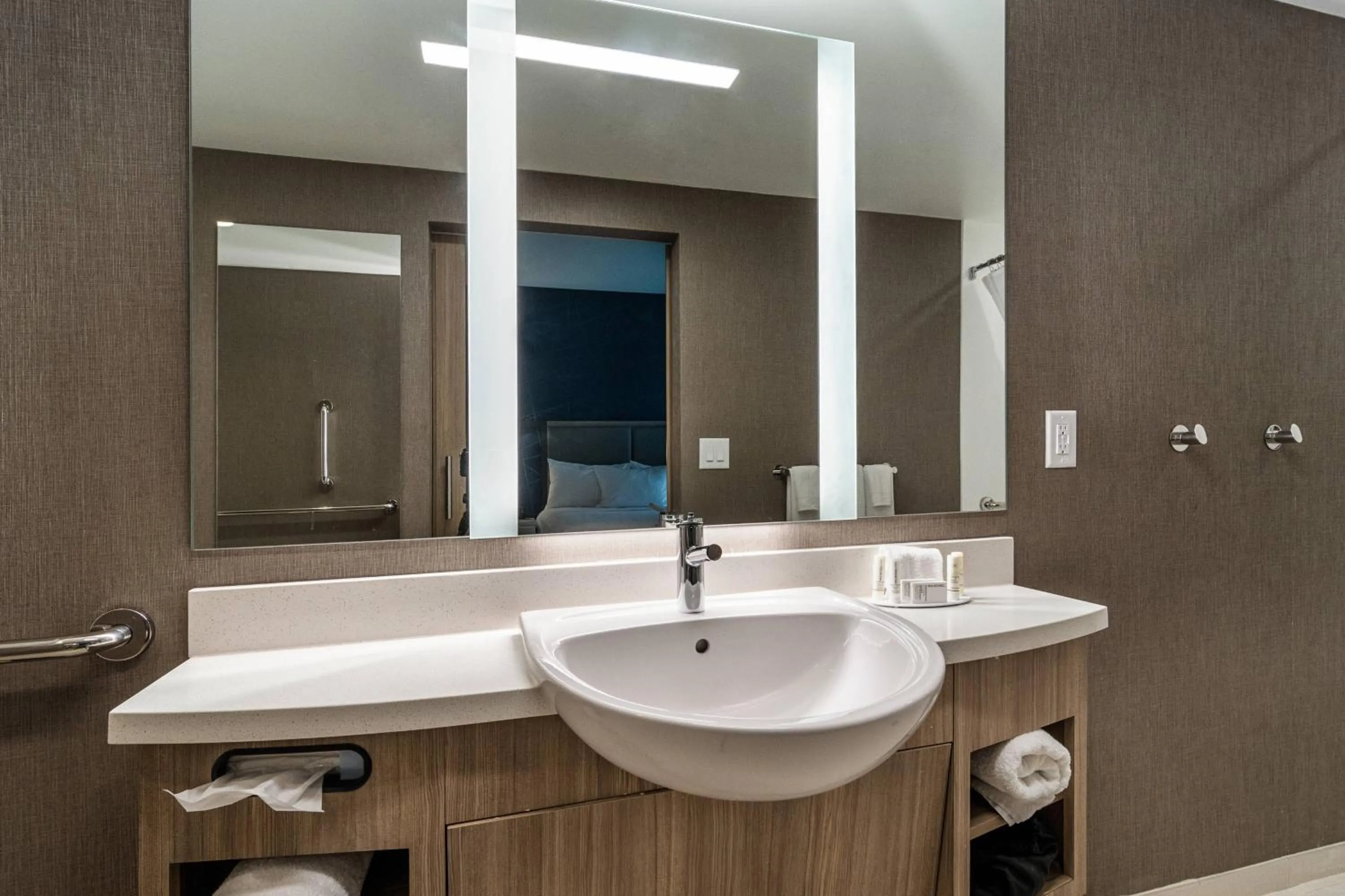 Bathroom in SpringHill Suites By Marriott Charleston Airport & Convention Center