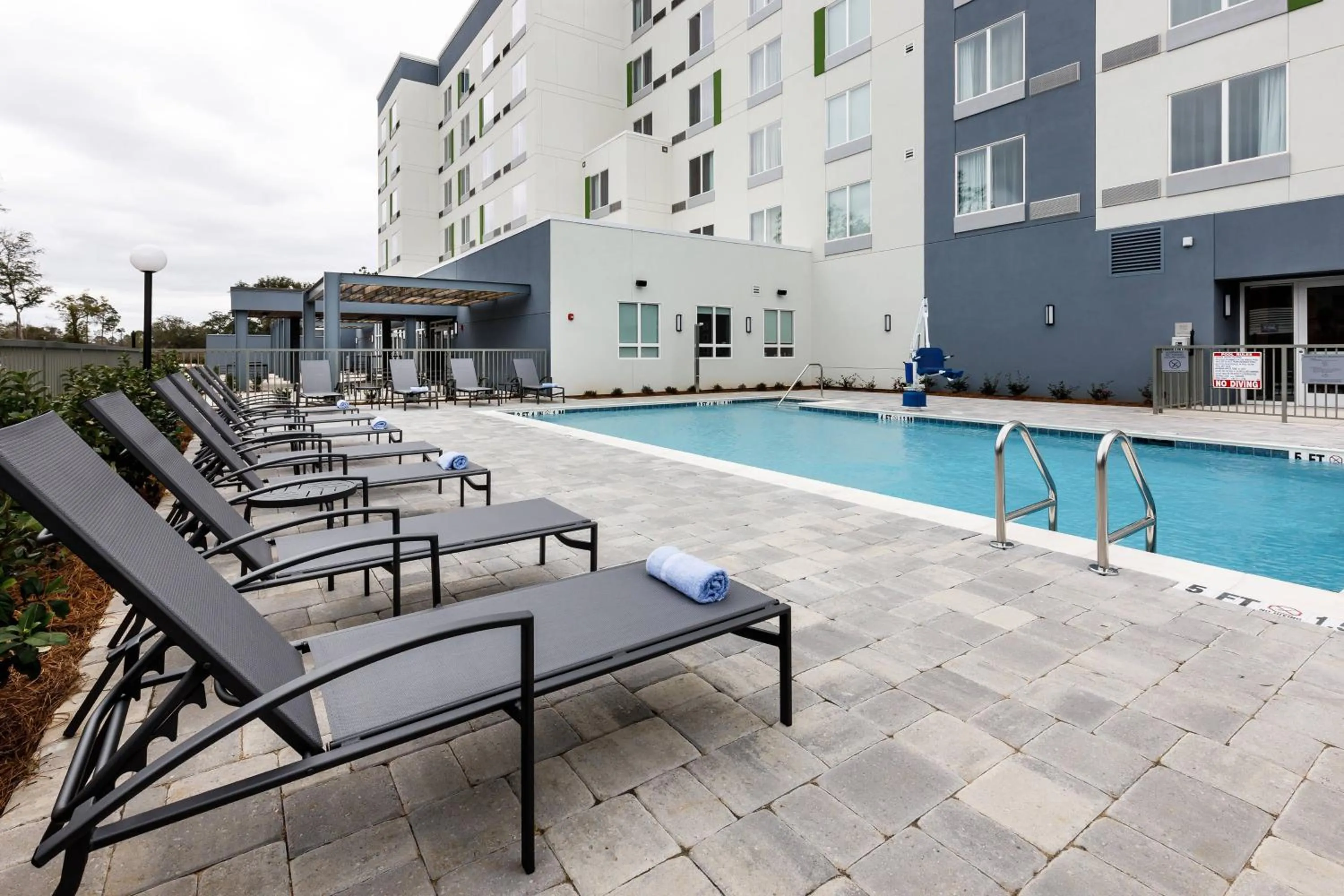 Swimming pool in Courtyard by Marriott Pensacola I-10 West