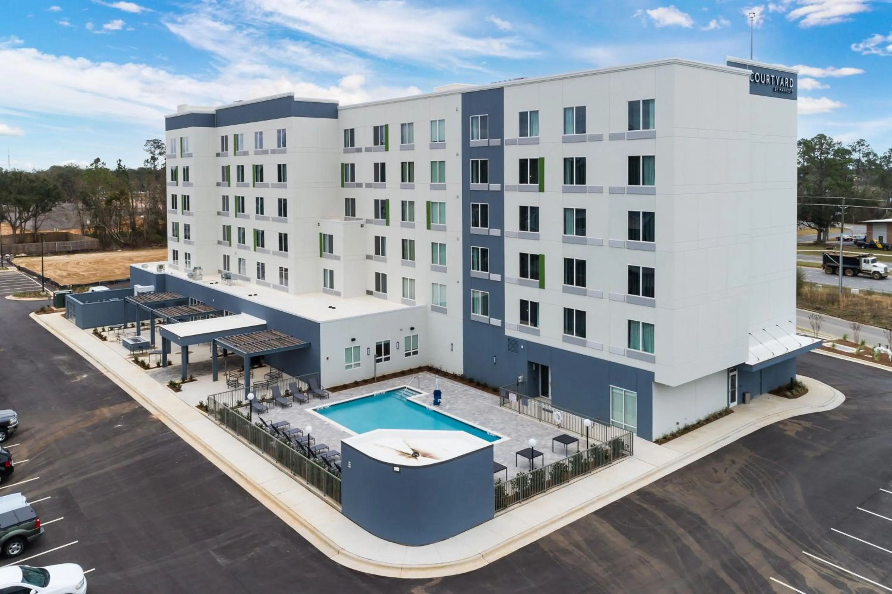 Swimming pool in Courtyard by Marriott Pensacola I-10 West