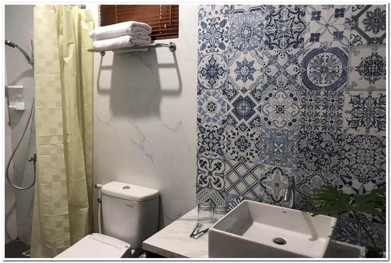 Bathroom in RedDoorz Syariah at Omah Sawah