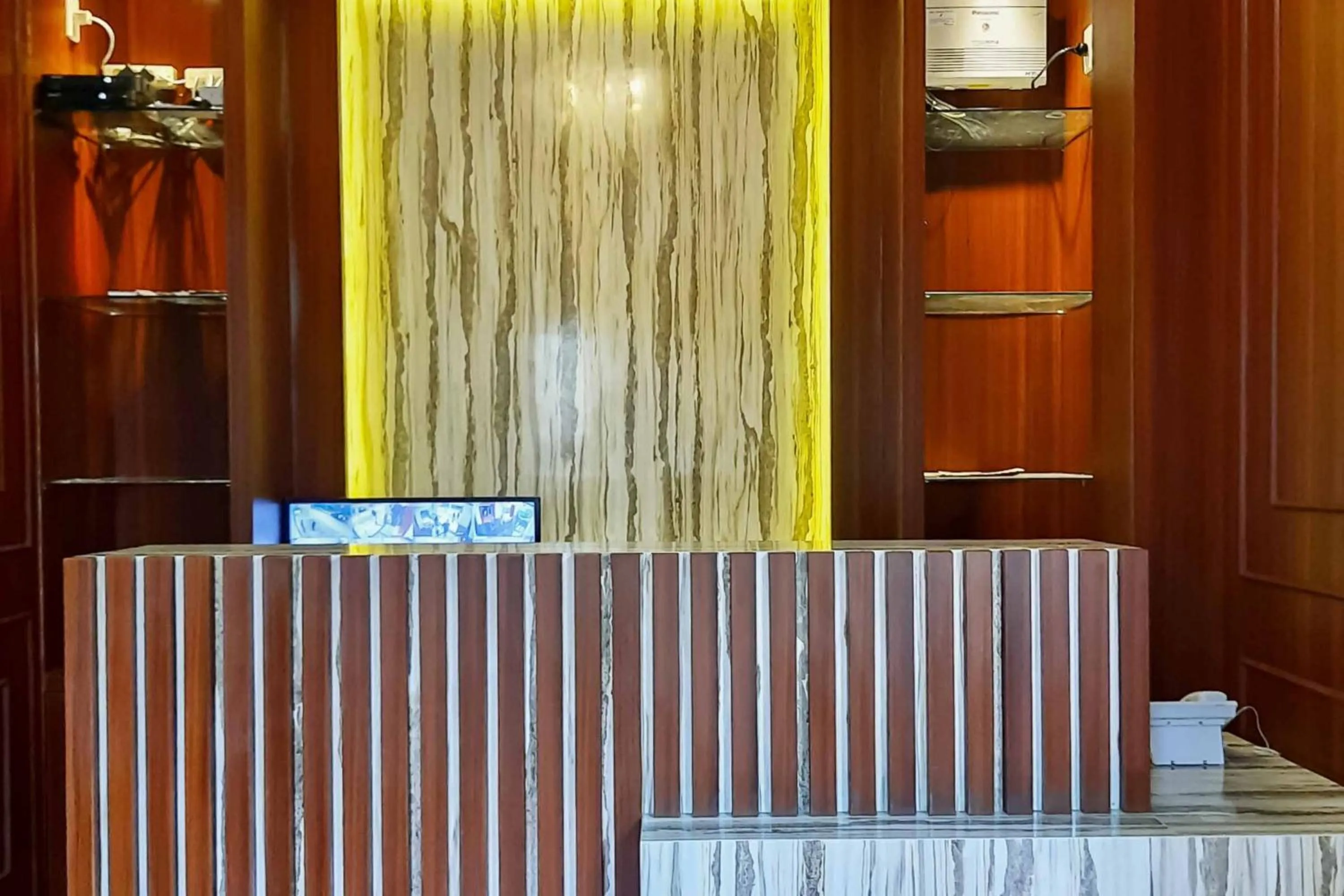 RedDoorz near RS Royal Prima Medan 2