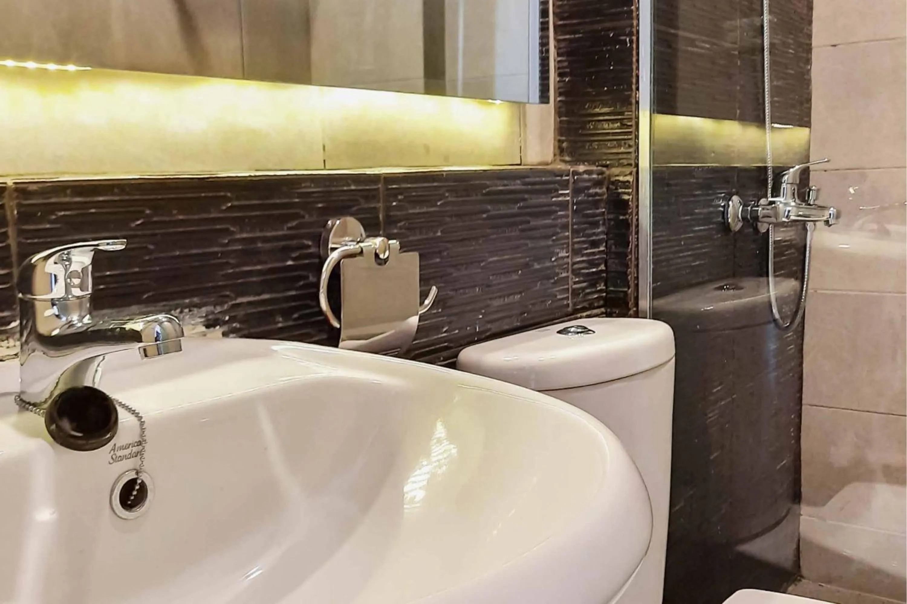 RedDoorz near RS Royal Prima Medan 2