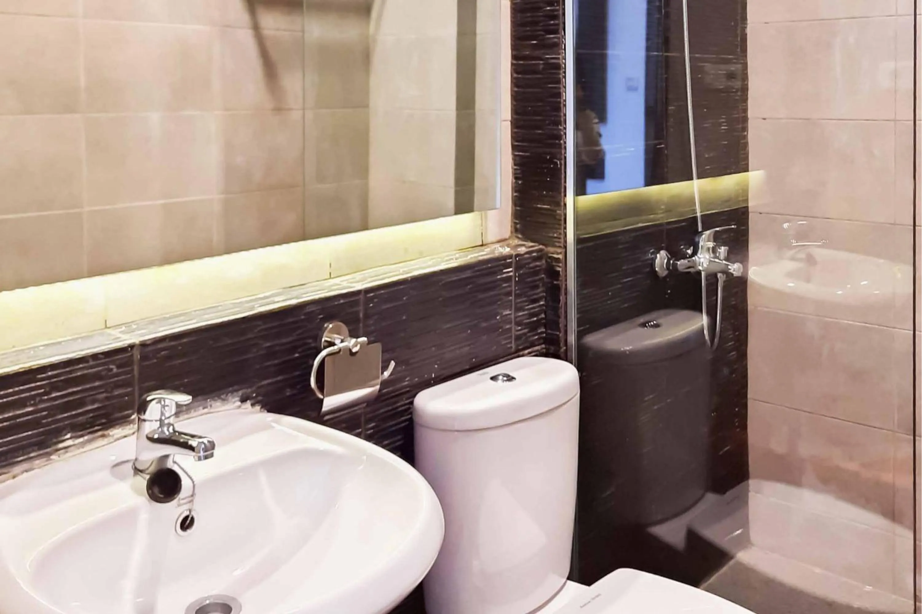 RedDoorz near RS Royal Prima Medan 2