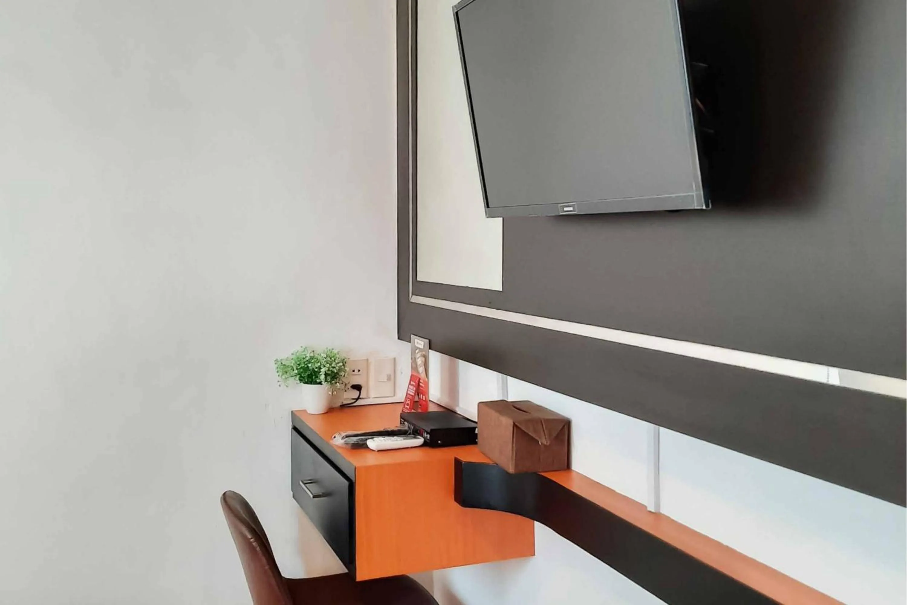 RedDoorz near RS Royal Prima Medan 2