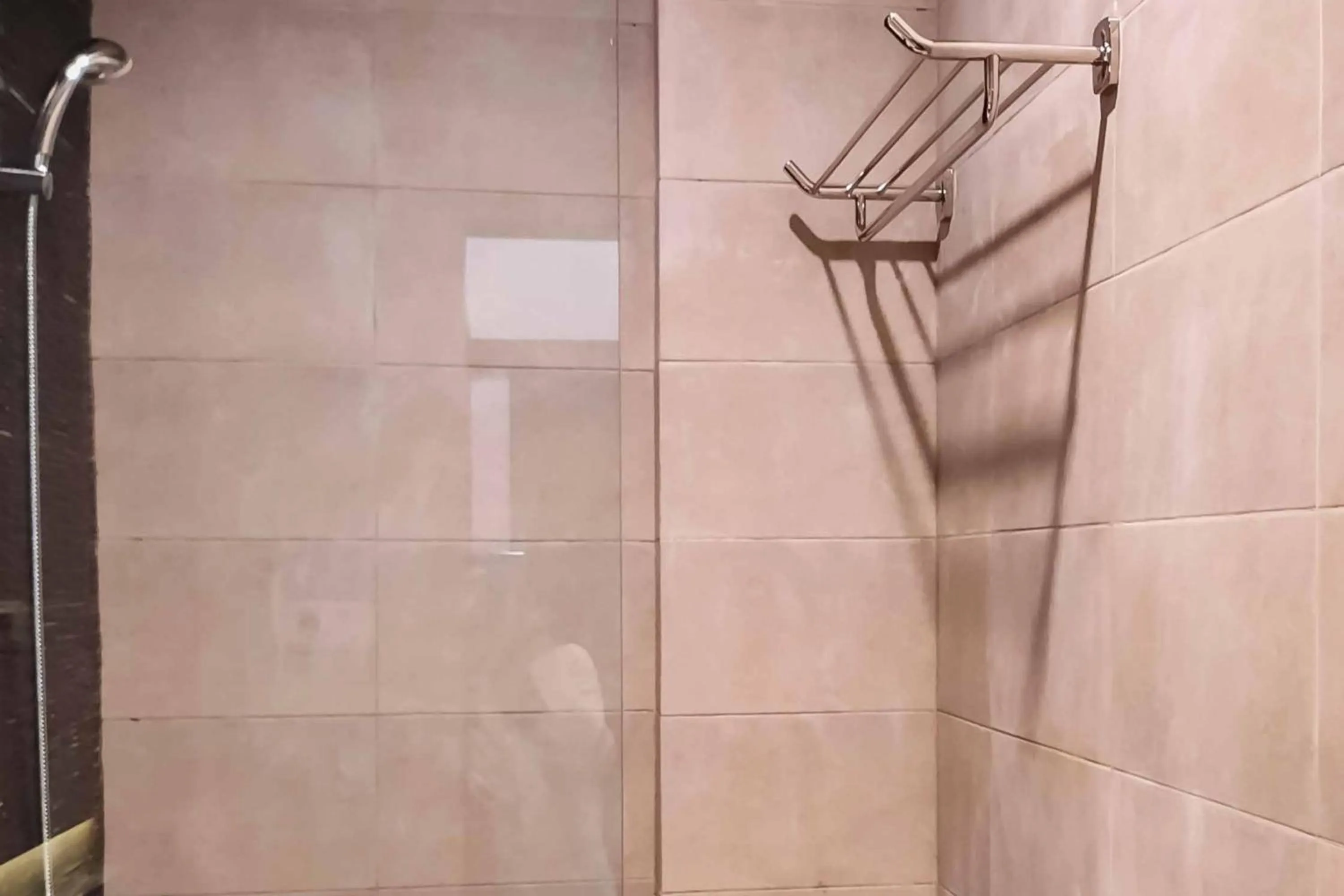 RedDoorz near RS Royal Prima Medan 2