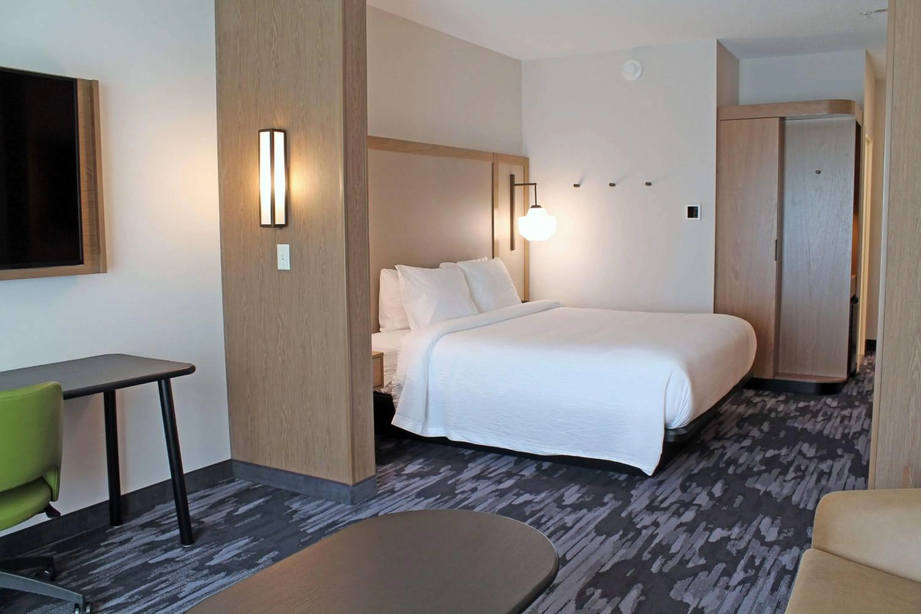 Photo of the whole room, Bed in Fairfield by Marriott Inn & Suites St Louis South