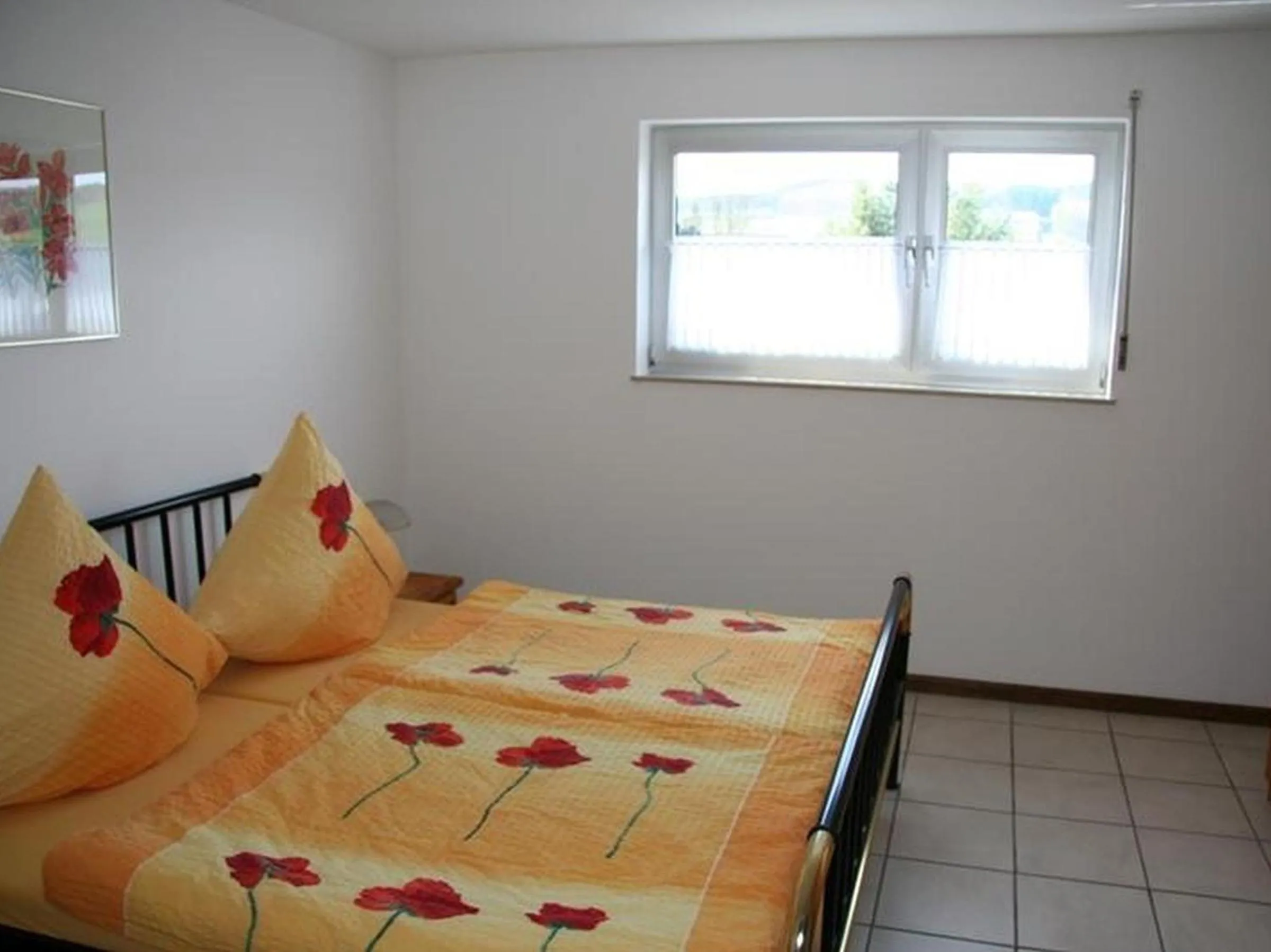 Property building, Bed in Ferienwohnung Wicker