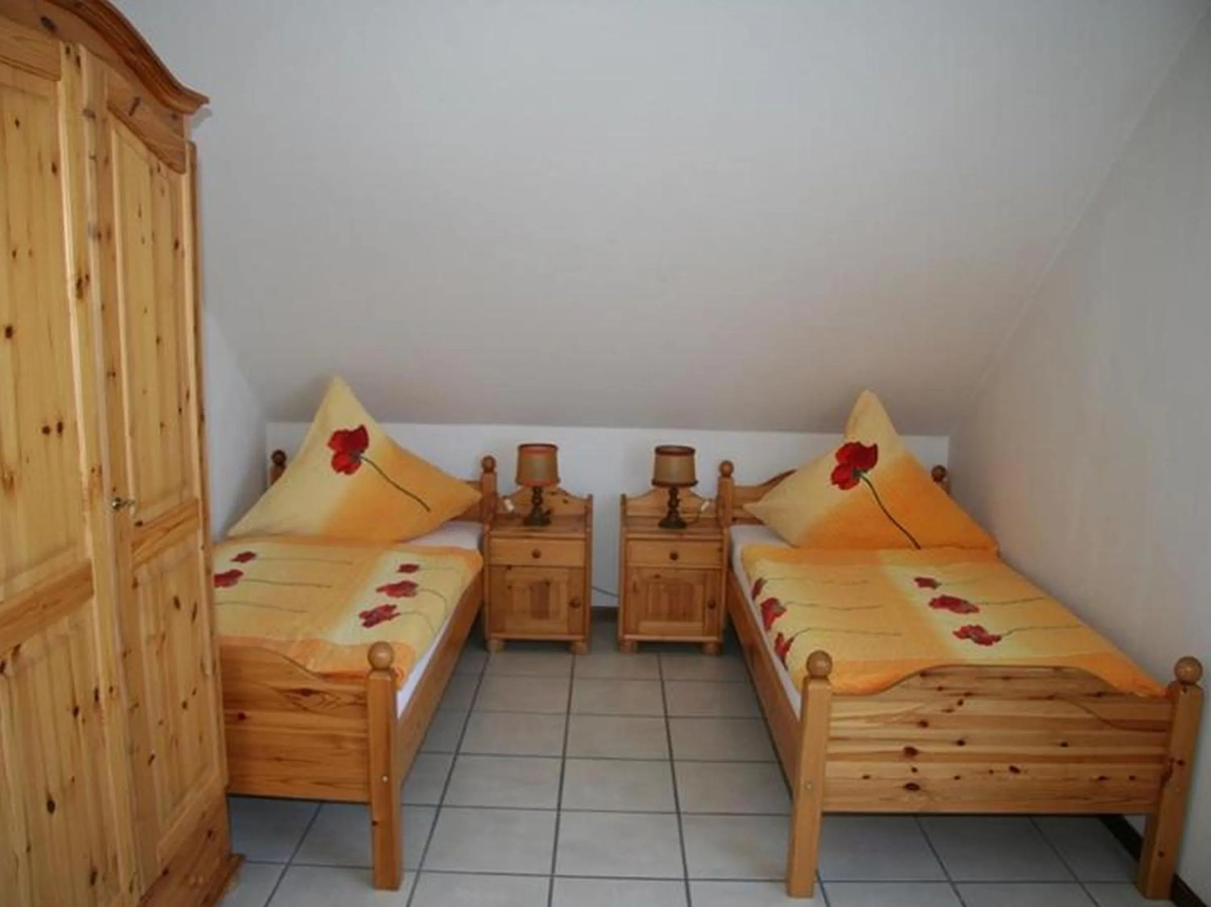 Property building, Bed in Ferienwohnung Wicker