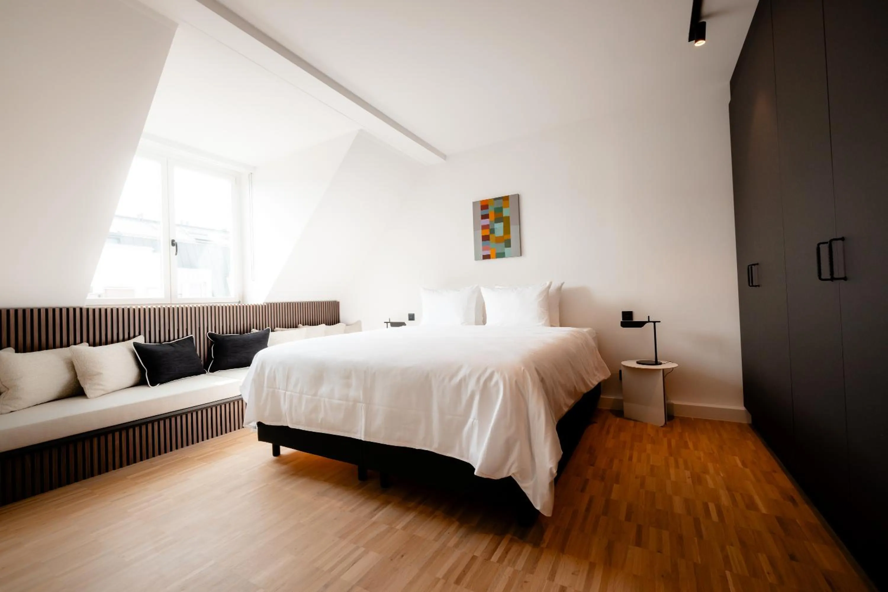 Photo of the whole room, Bed in HApato