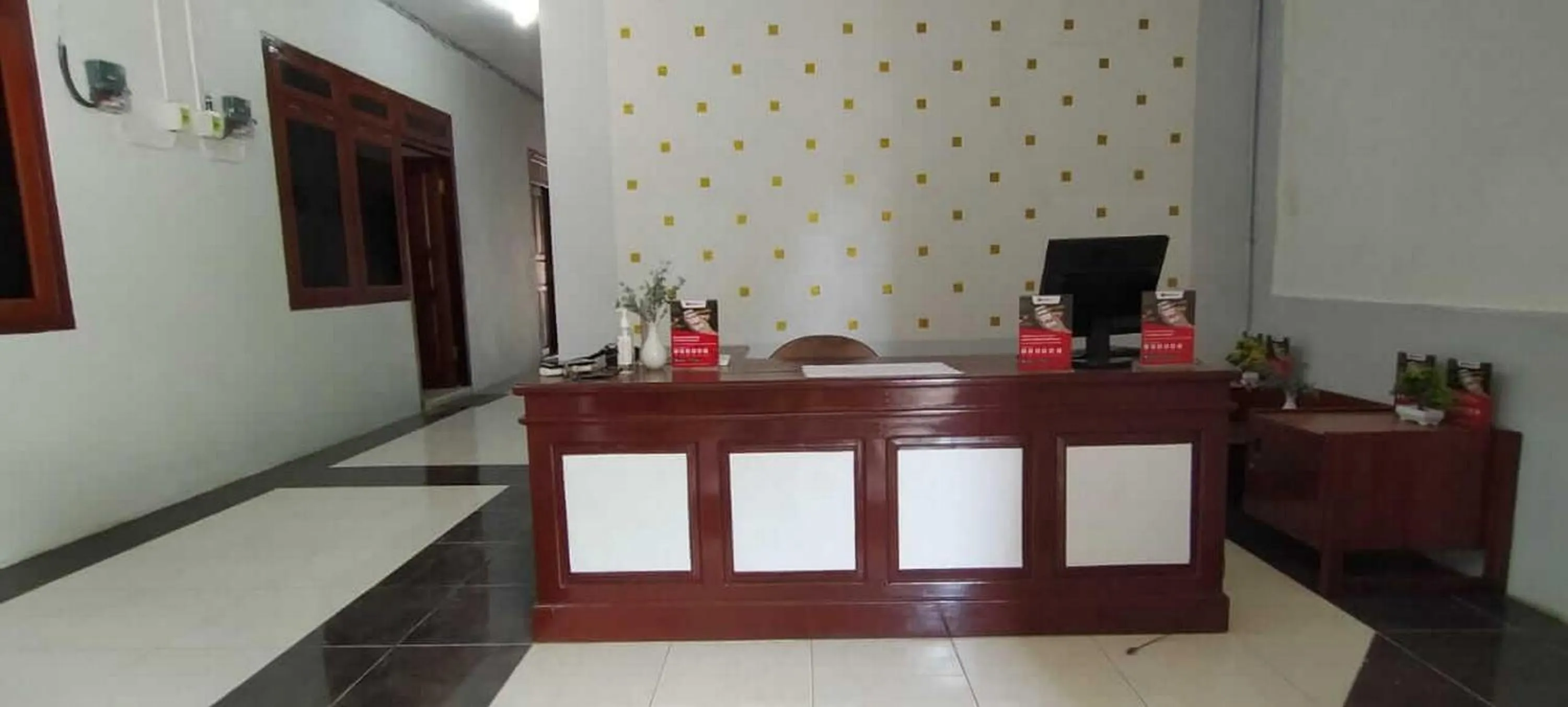 Lobby or reception in RedDoorz Plus near Alun Alun Sumenep