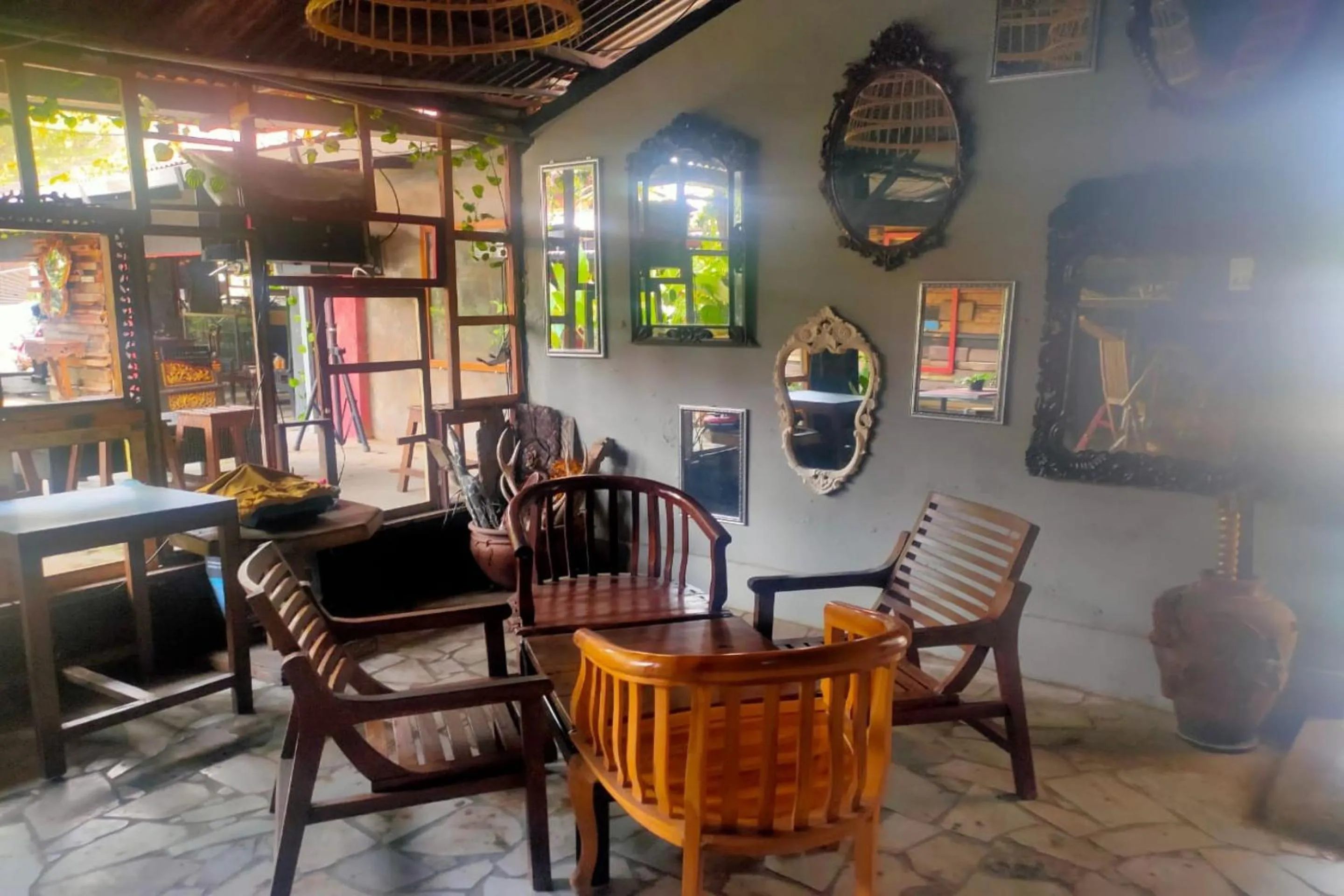 Restaurant/places to eat in Hotel O Lagalleria