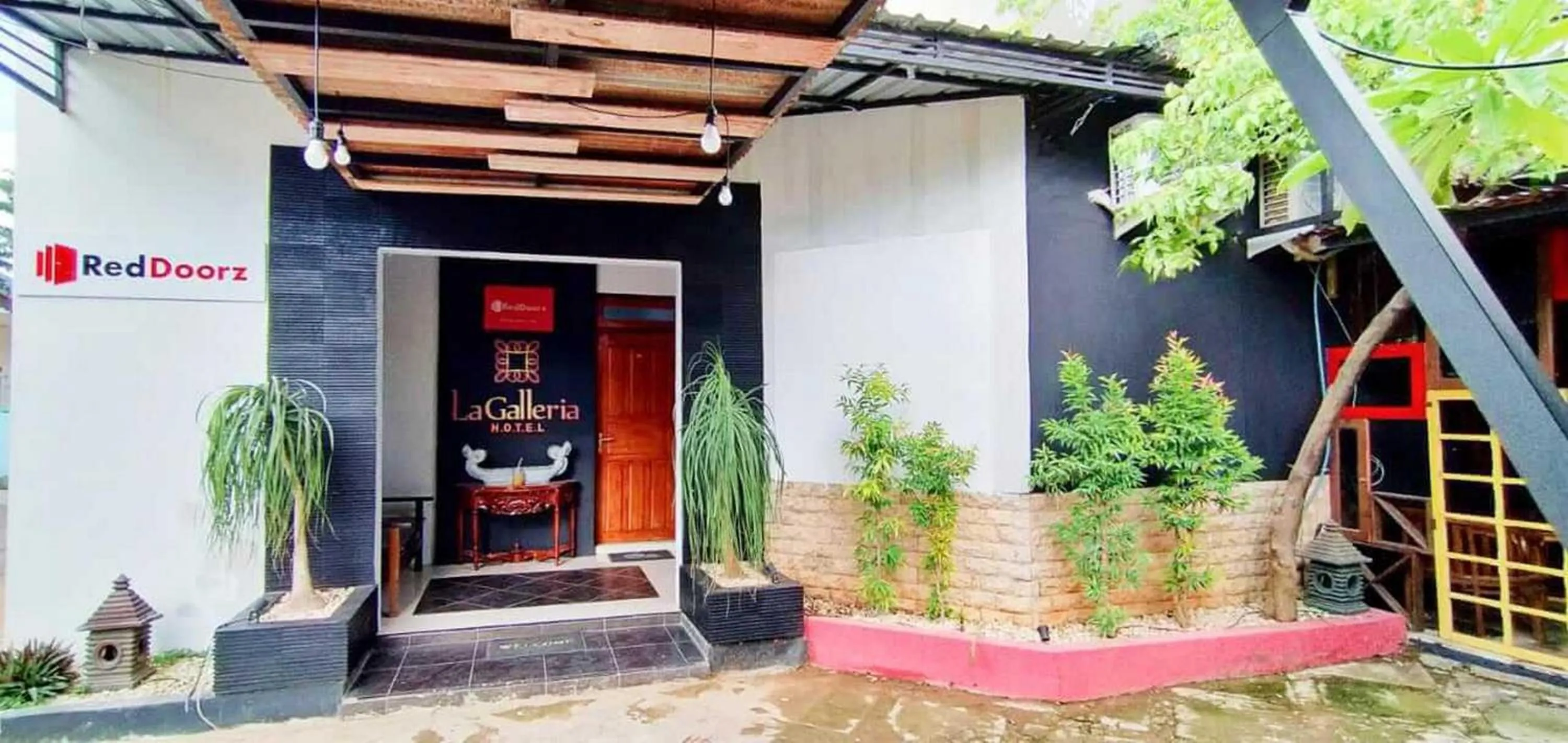 Facade/entrance in RedDoorz Plus near Alun Alun Sumenep