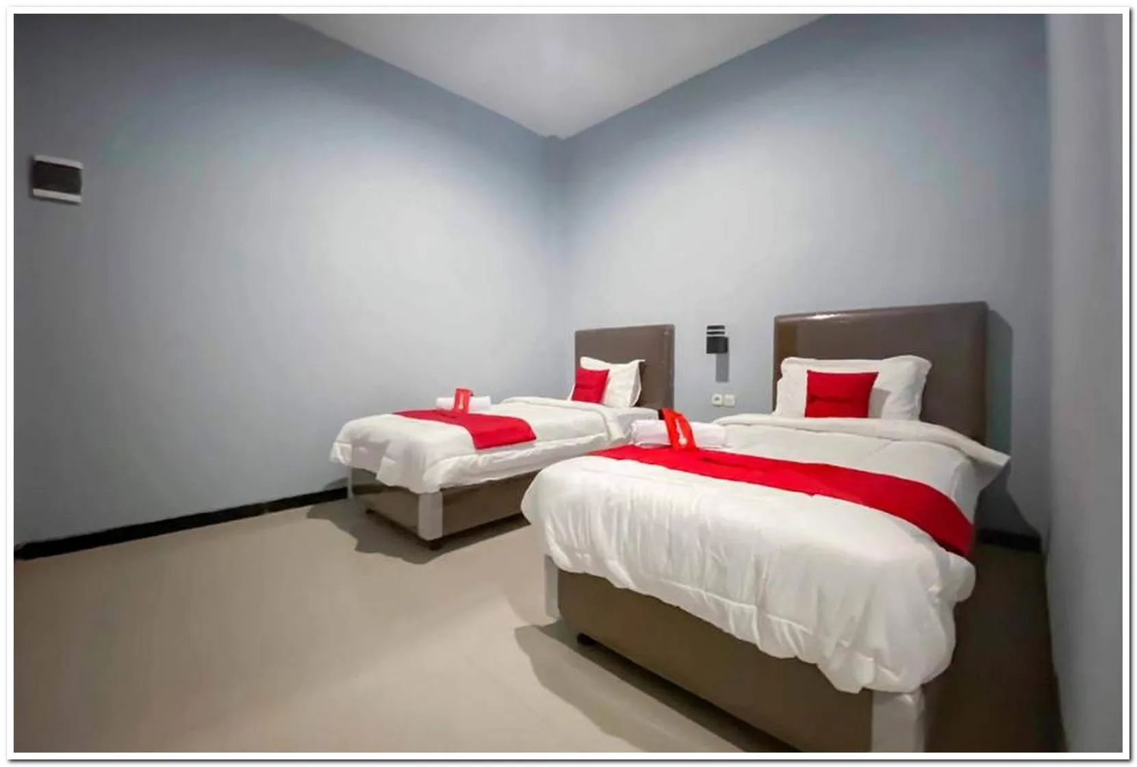 Bedroom in RedDoorz Syariah near T2 Juanda Airport 2