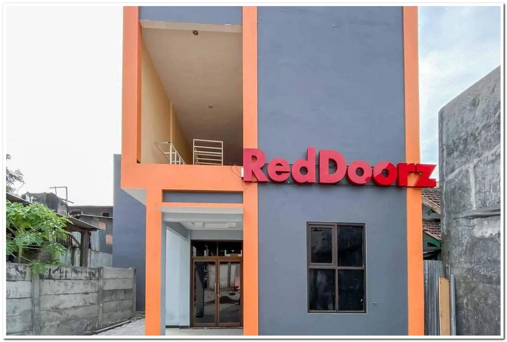 Property building in RedDoorz Syariah near T2 Juanda Airport 2
