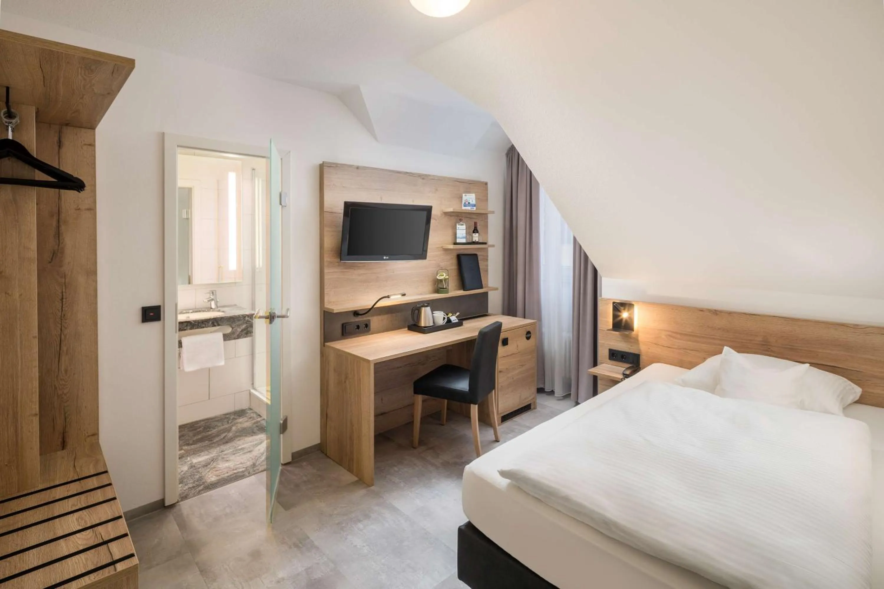 Bedroom, Bed in Best Western Hotel Favorit