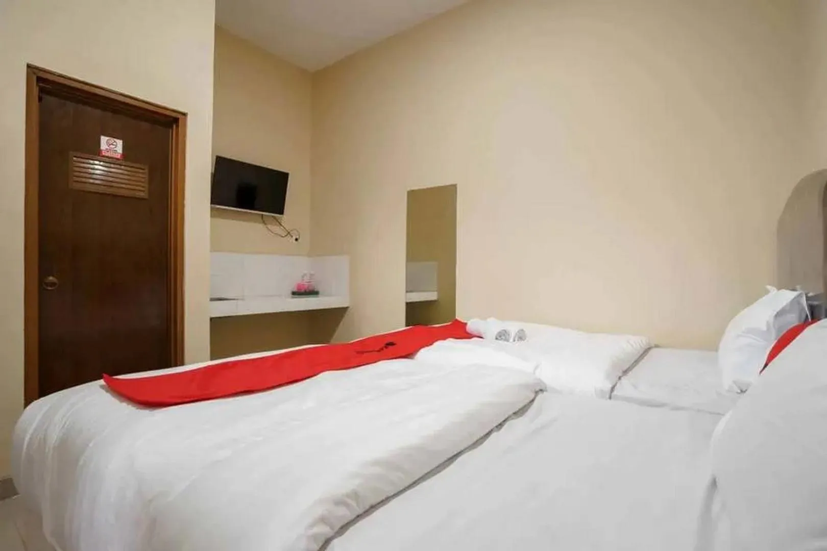 Bedroom, Bed in RedDoorz near UBL Lampung 2