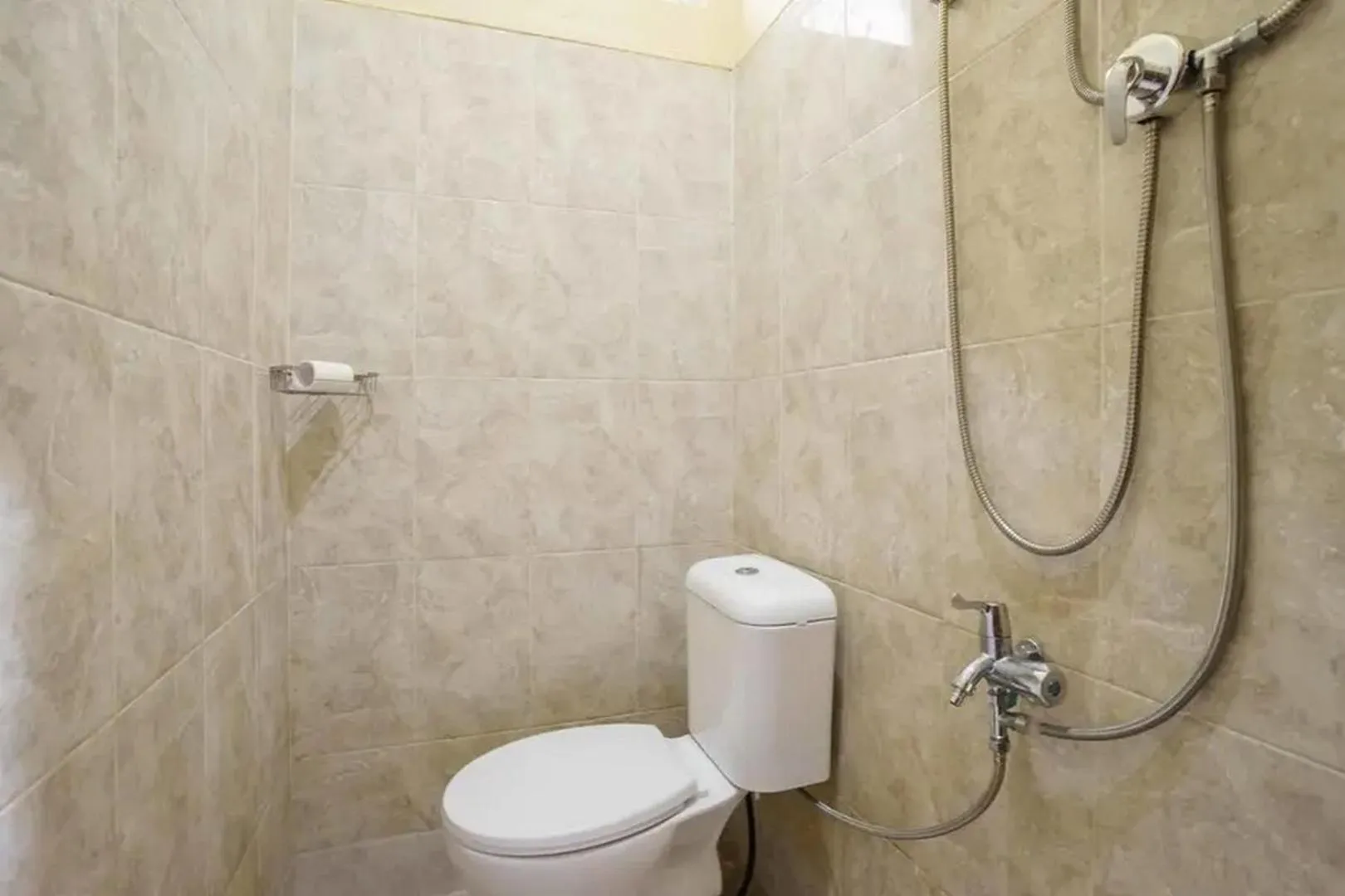 Bathroom in RedDoorz near UBL Lampung 2