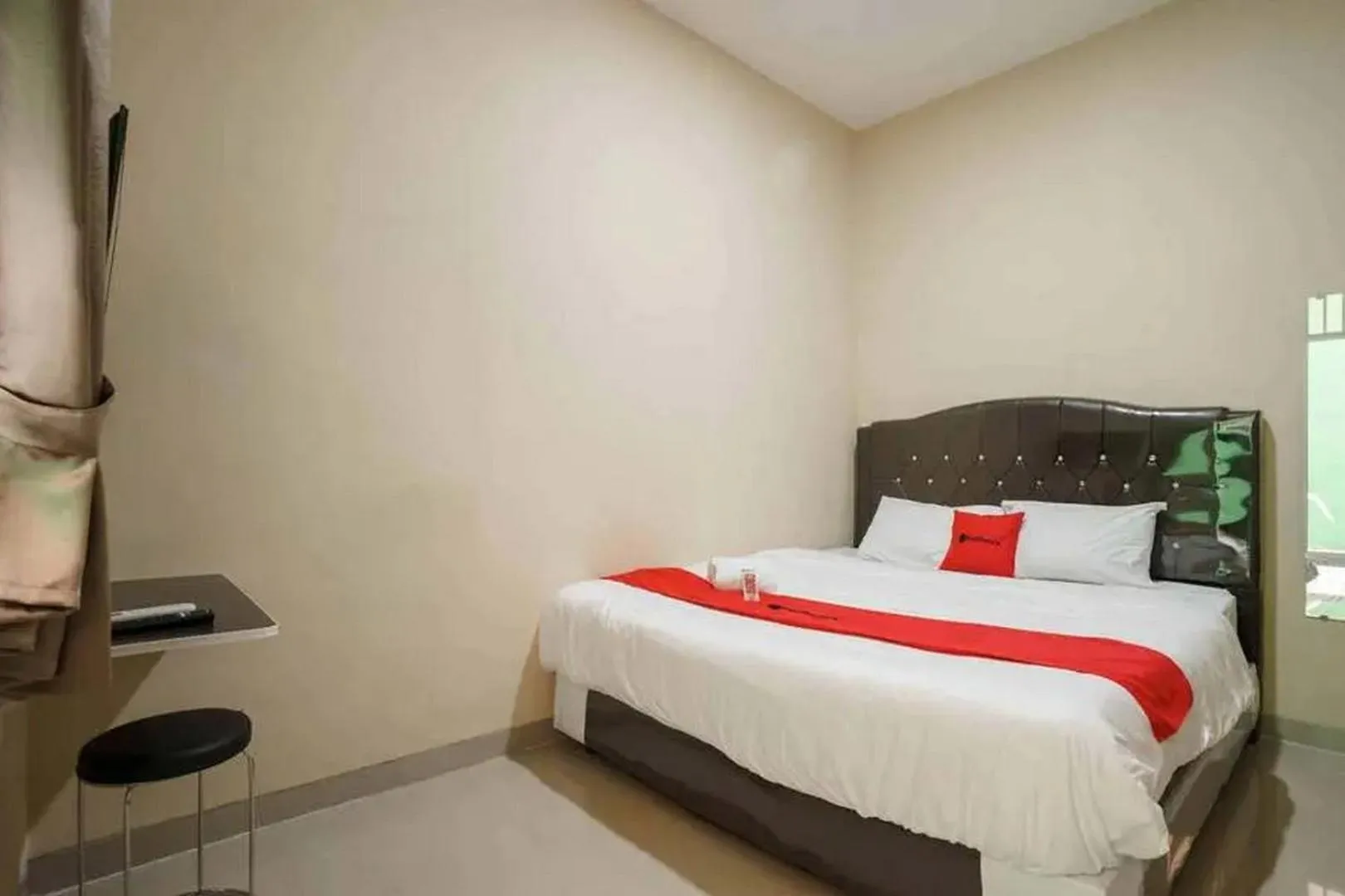Bedroom, Bed in RedDoorz near UBL Lampung 2