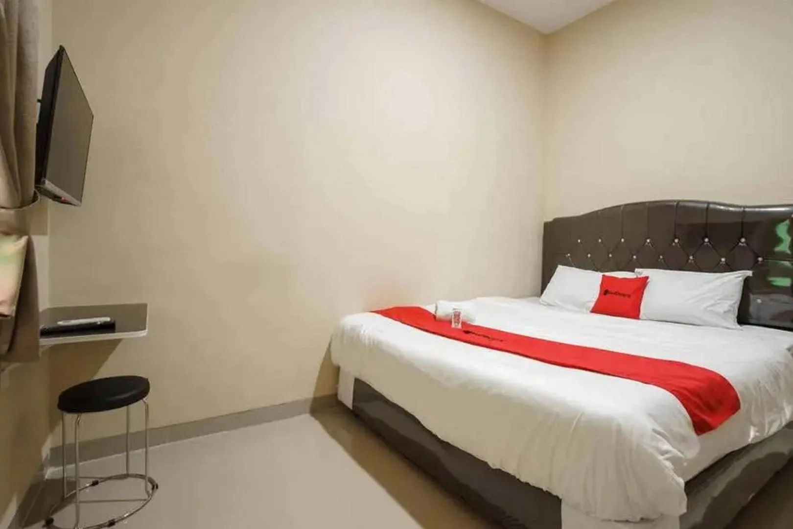 Bedroom, Bed in RedDoorz near UBL Lampung 2