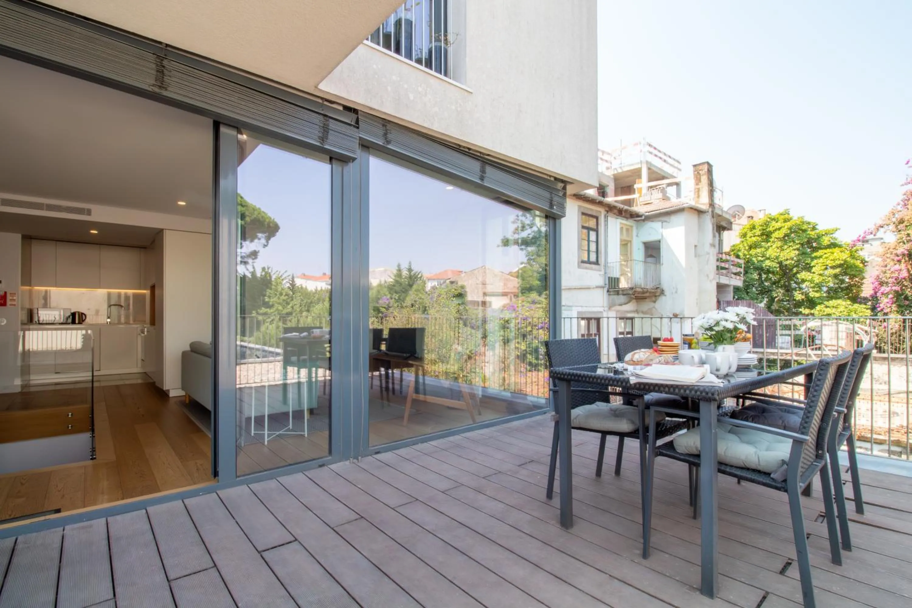 LovelyStay - Primrose 2BR Flat with Free Parking, AC and Balcony