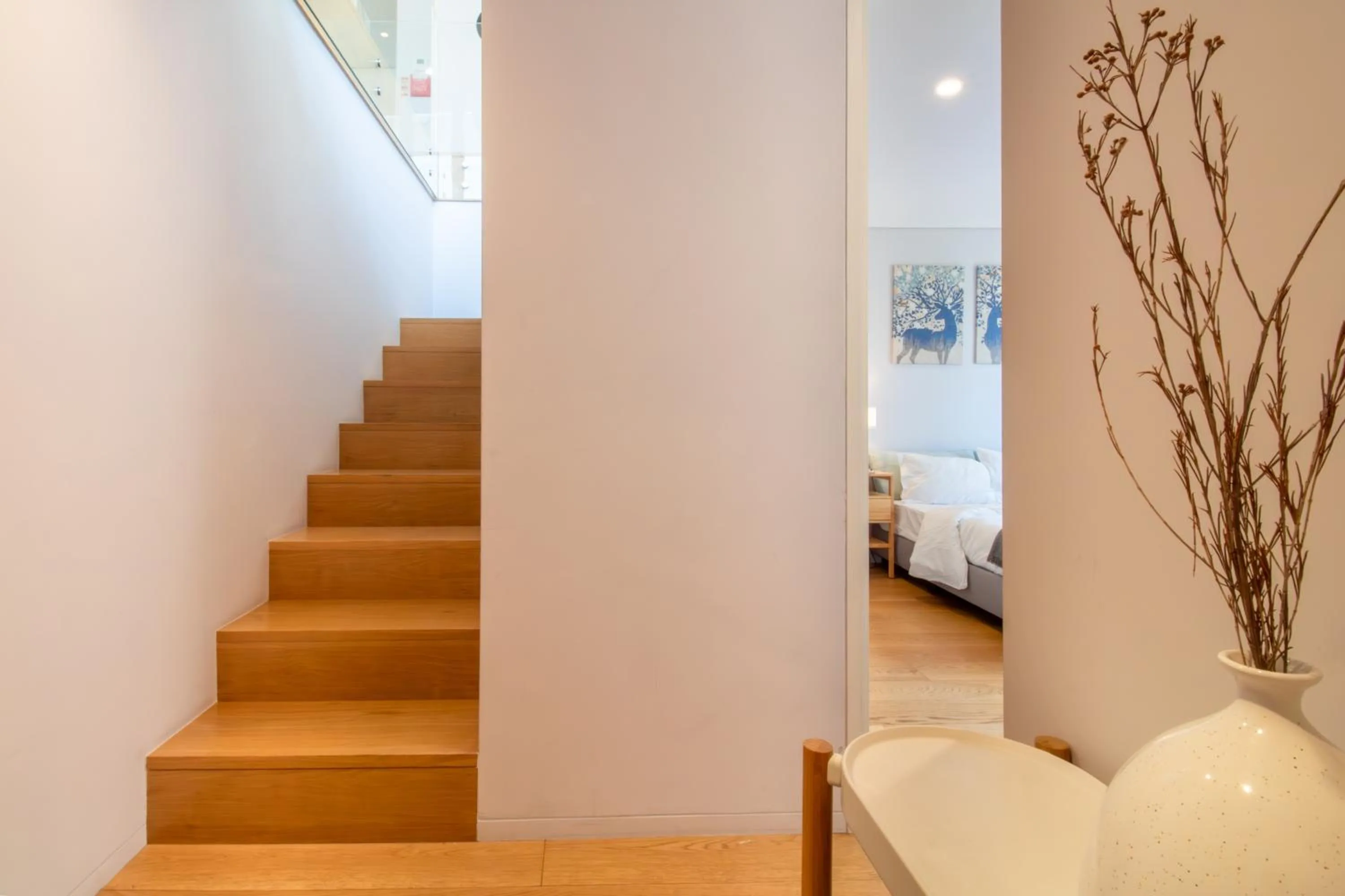 LovelyStay - Primrose 2BR Flat with Free Parking, AC and Balcony