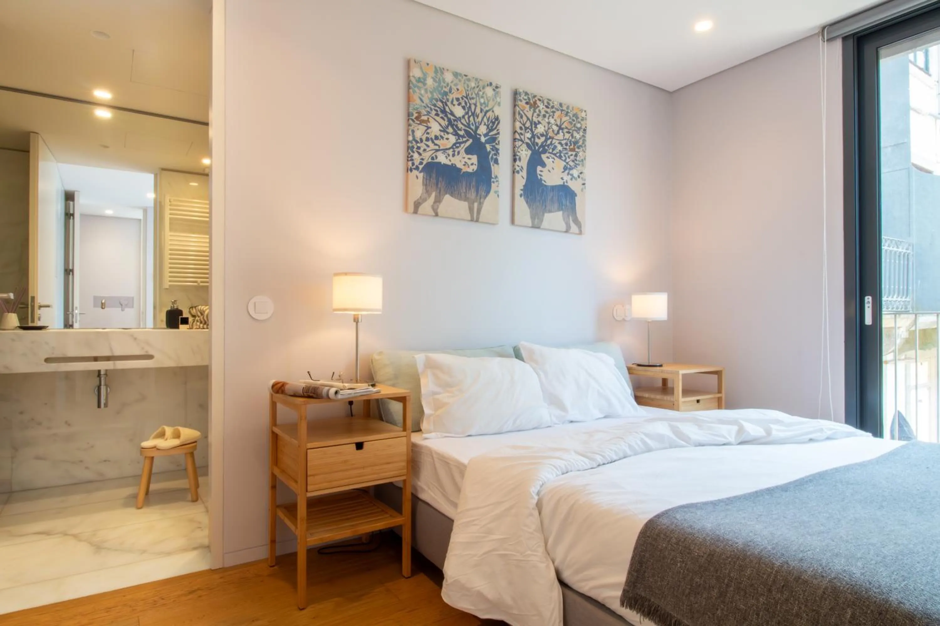 LovelyStay - Primrose 2BR Flat with Free Parking, AC and Balcony