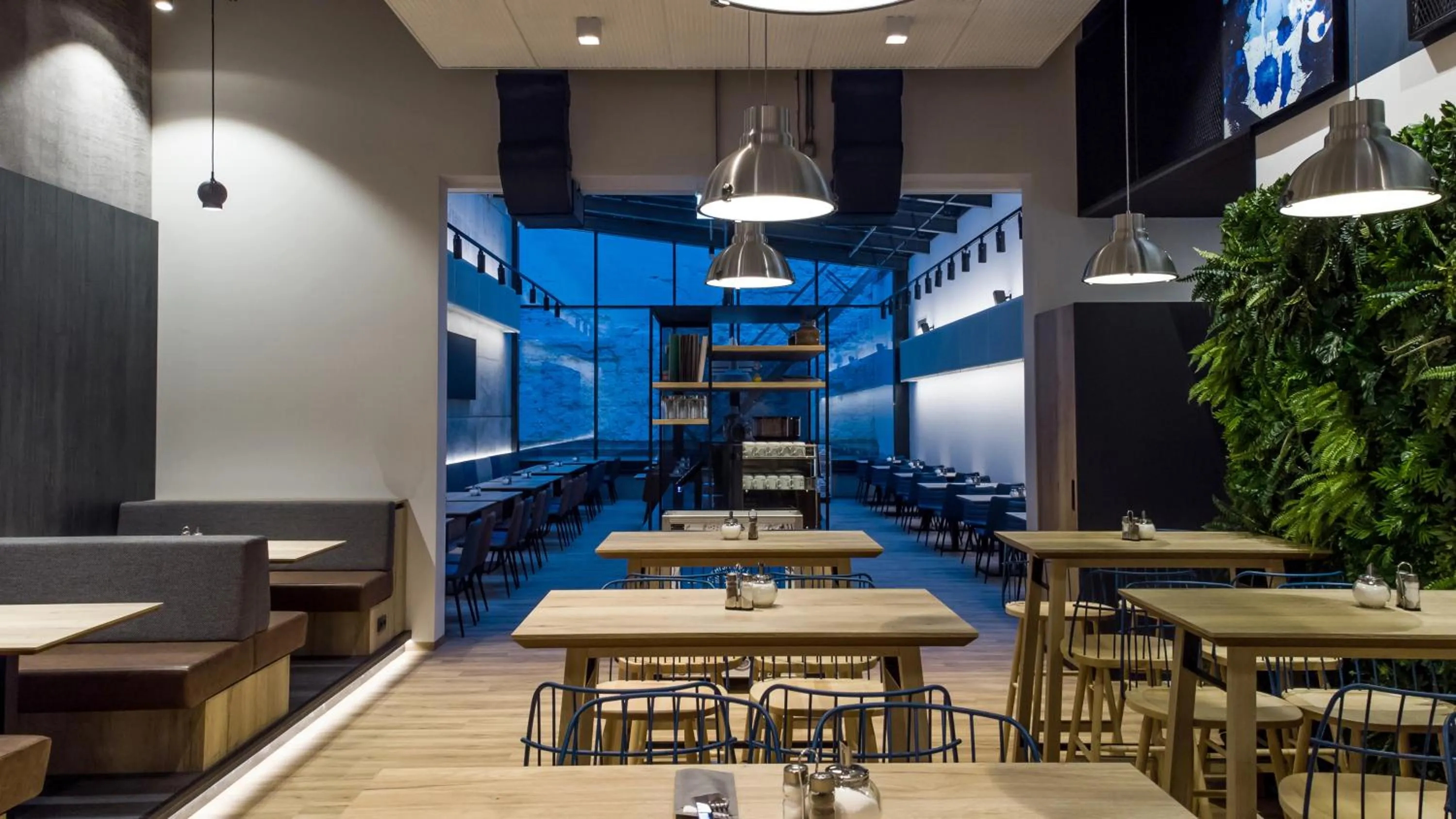 Restaurant/places to eat in H2 Hotel Budapest