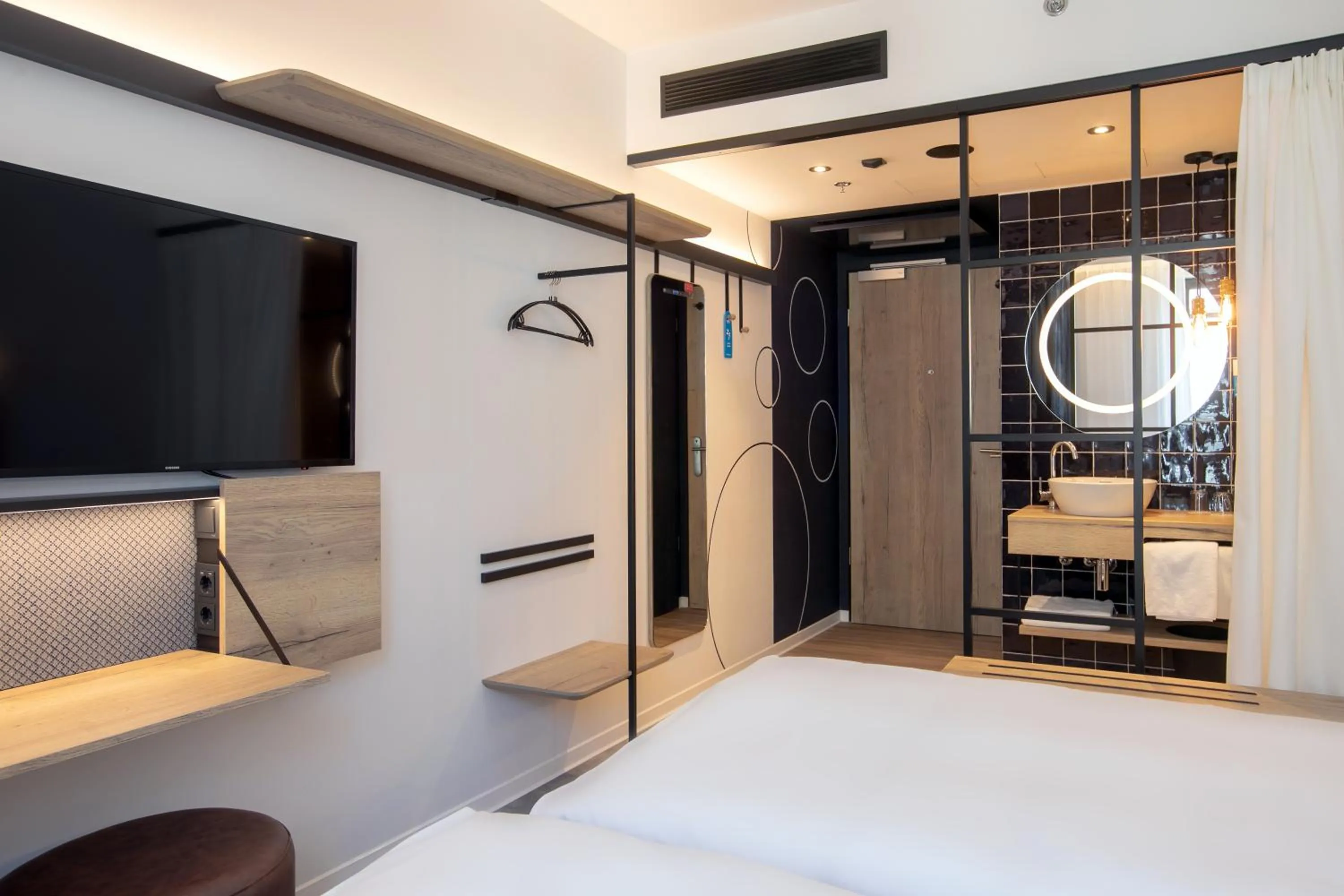 Bathroom, Bed in H2 Hotel Budapest