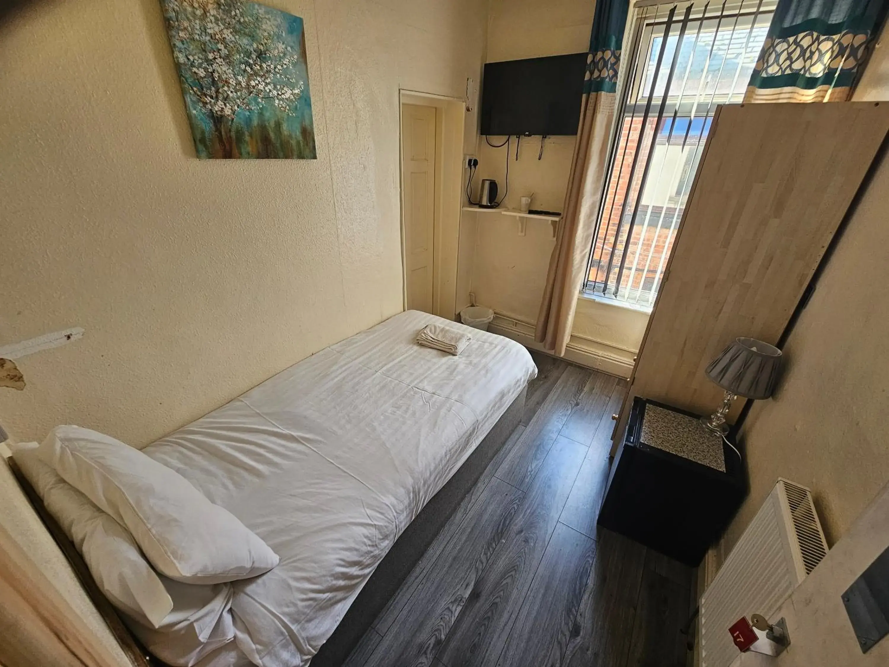 Budget Single Room in Tamarind Cove & Barrons Hotel Budget Single Room in Tamarind Cove & Barrons Hotel