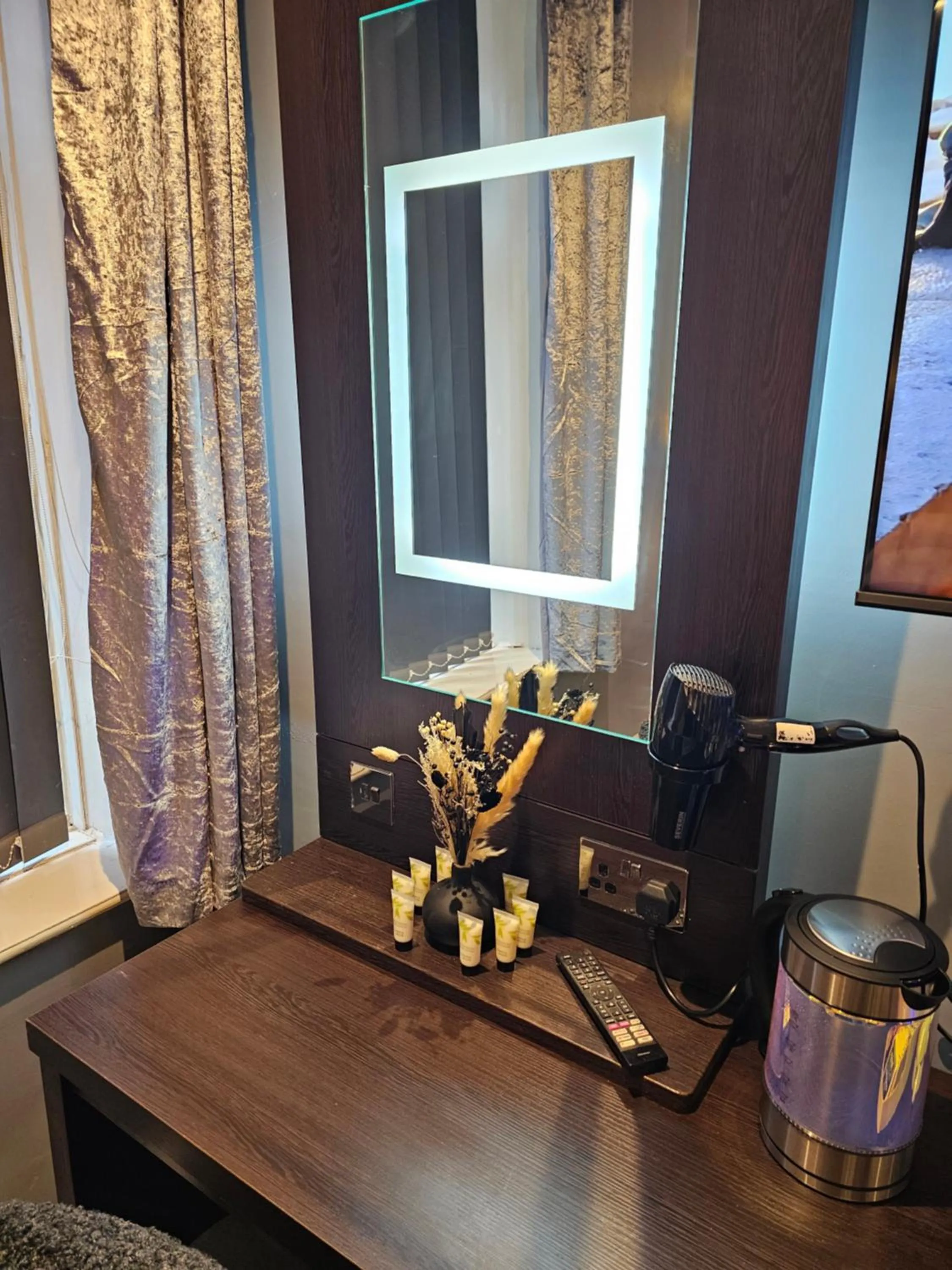 Tamarind Cove & Barrons Hotel