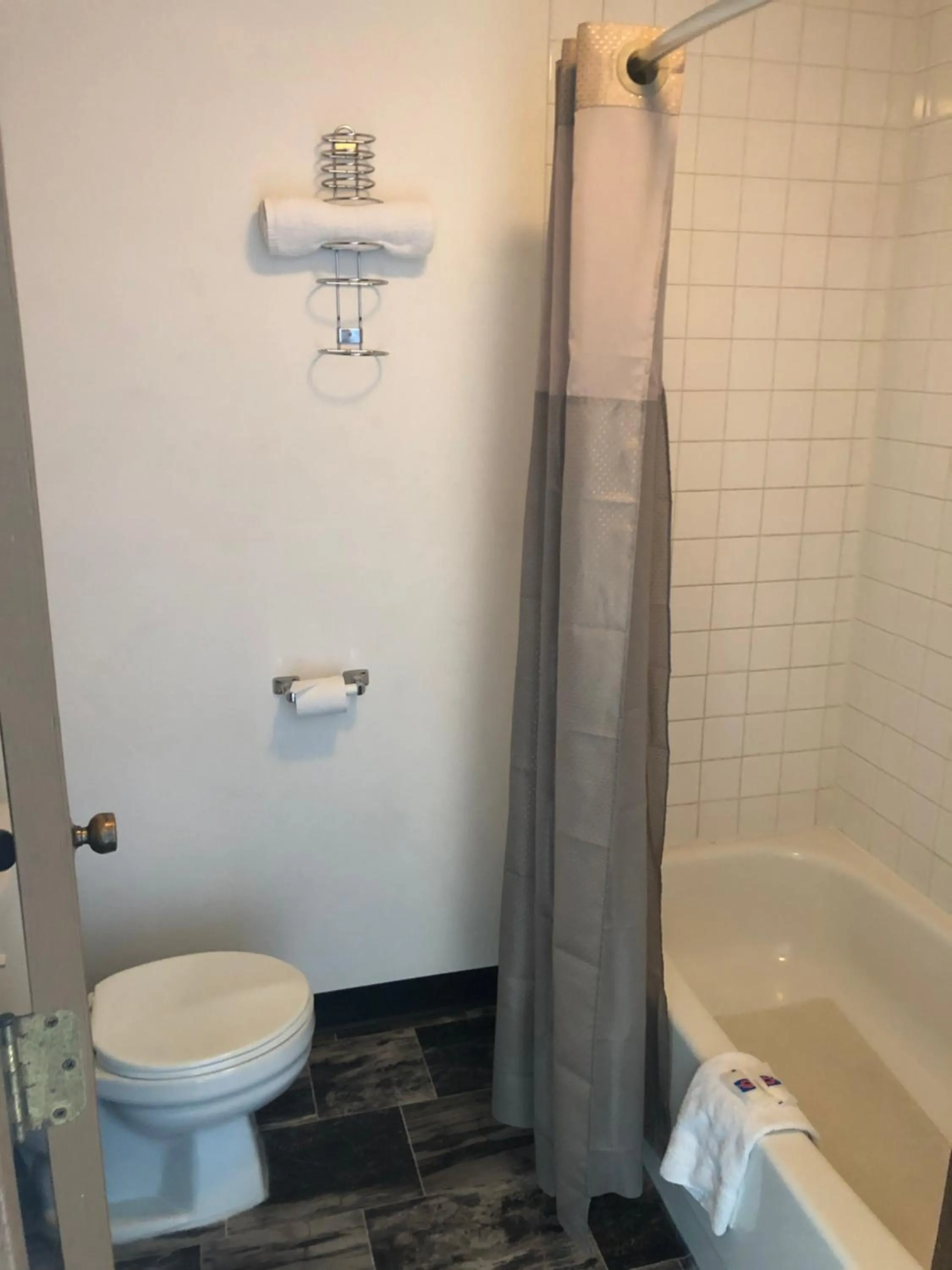 Bathroom in Motel 6 Missoula, Mt - Wye - Travel Plaza