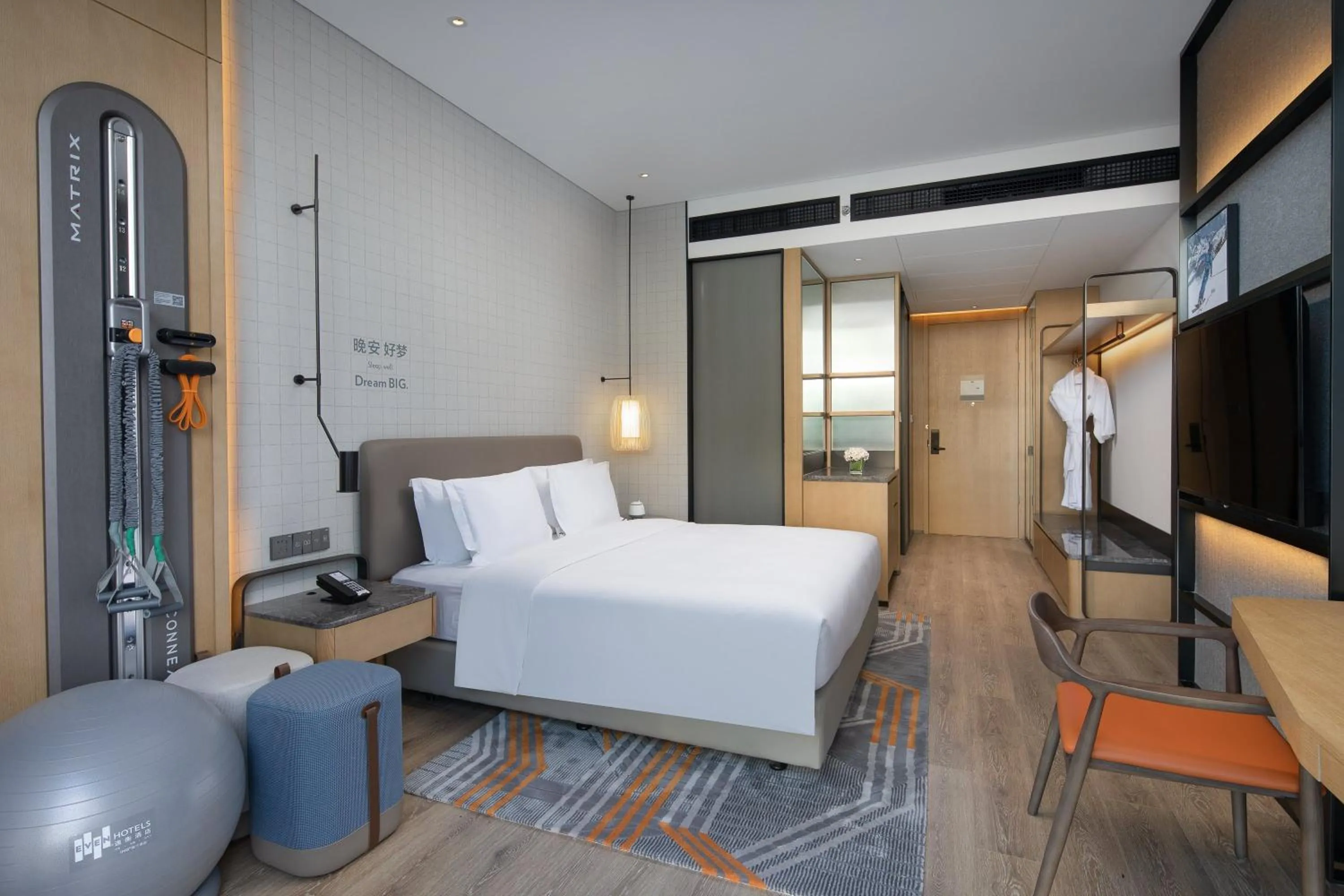 Photo of the whole room, Bed in EVEN Hotel Shenzhen Nanshan by IHG