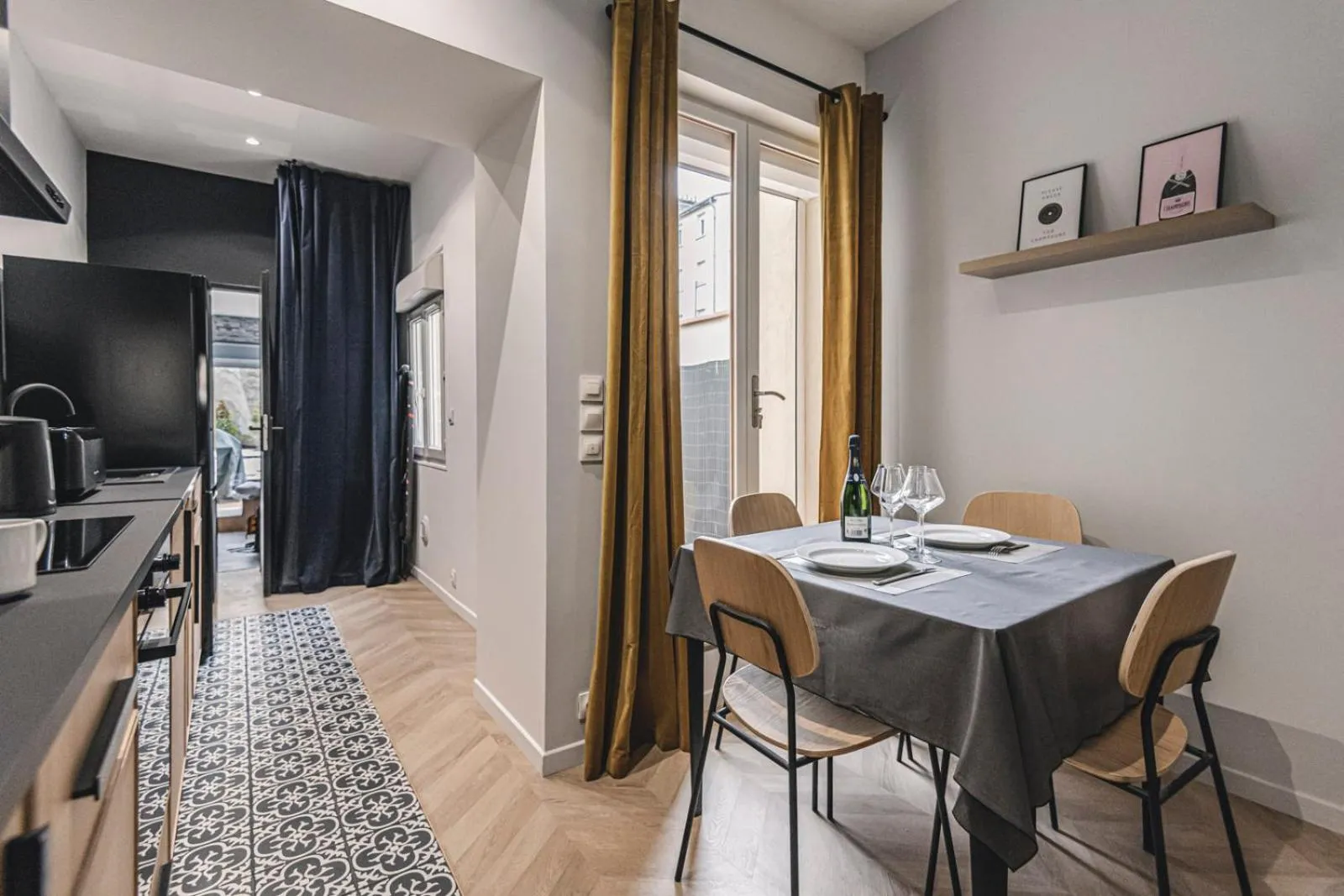 Dining area in Art Déco Gare & Spa
