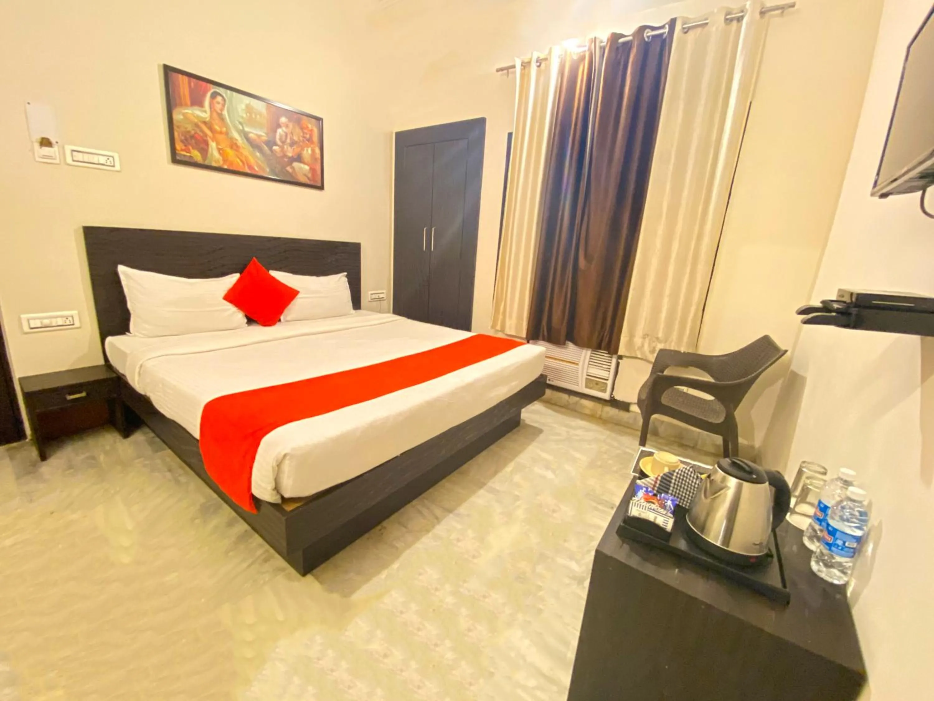 room service, Bed in Hotel Ace Plaza