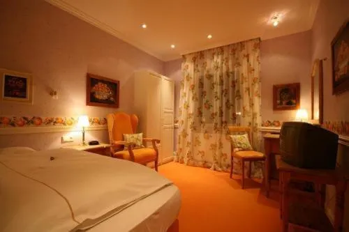 Photo of the whole room, Bed in Landhotel Kern